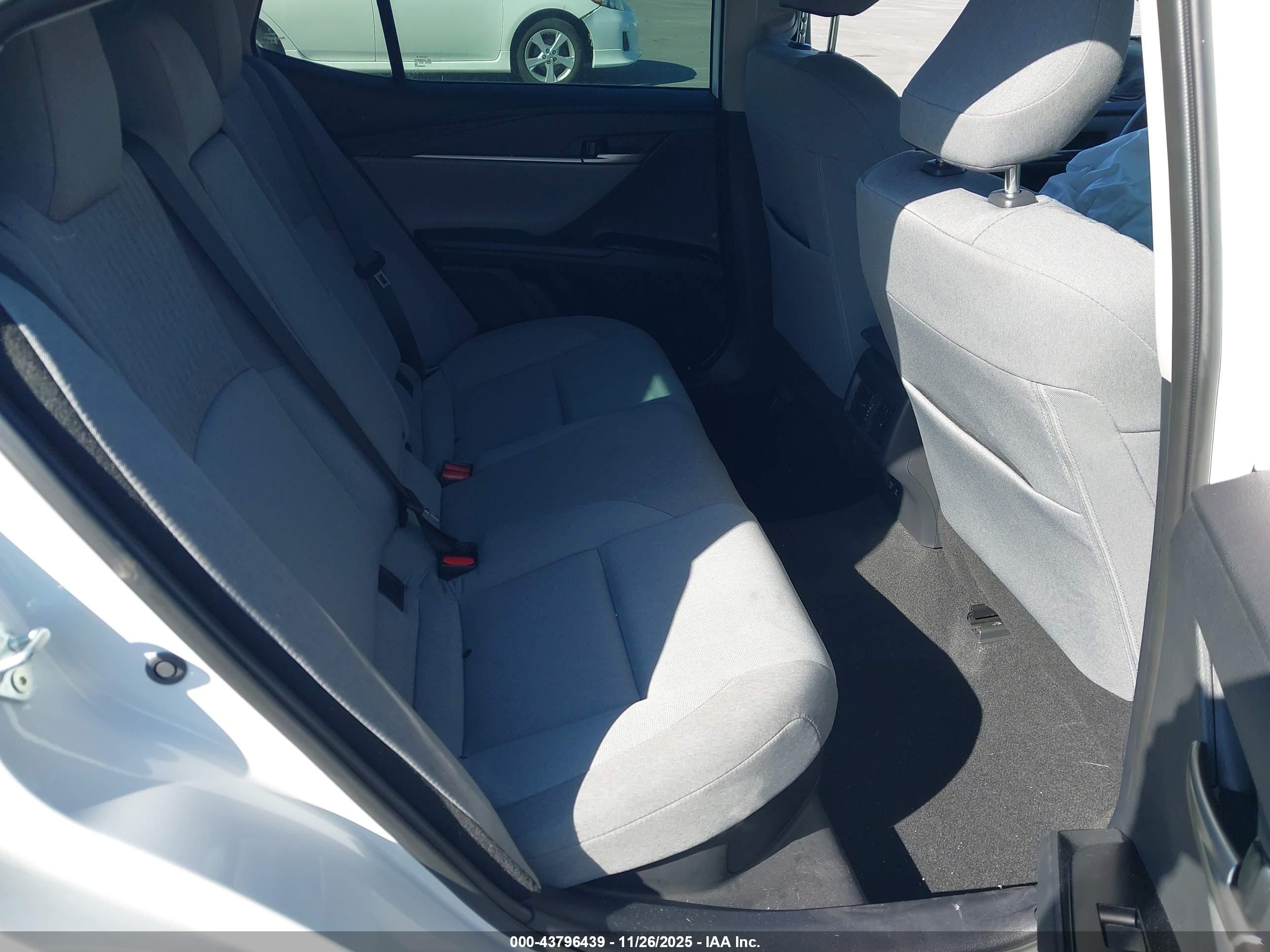 TOYOTA CAMRY image 8