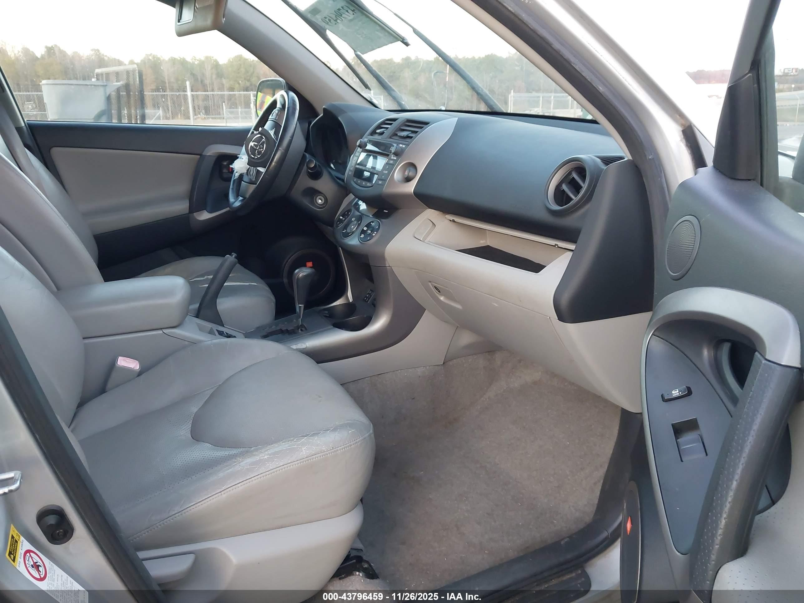TOYOTA RAV4 image 5