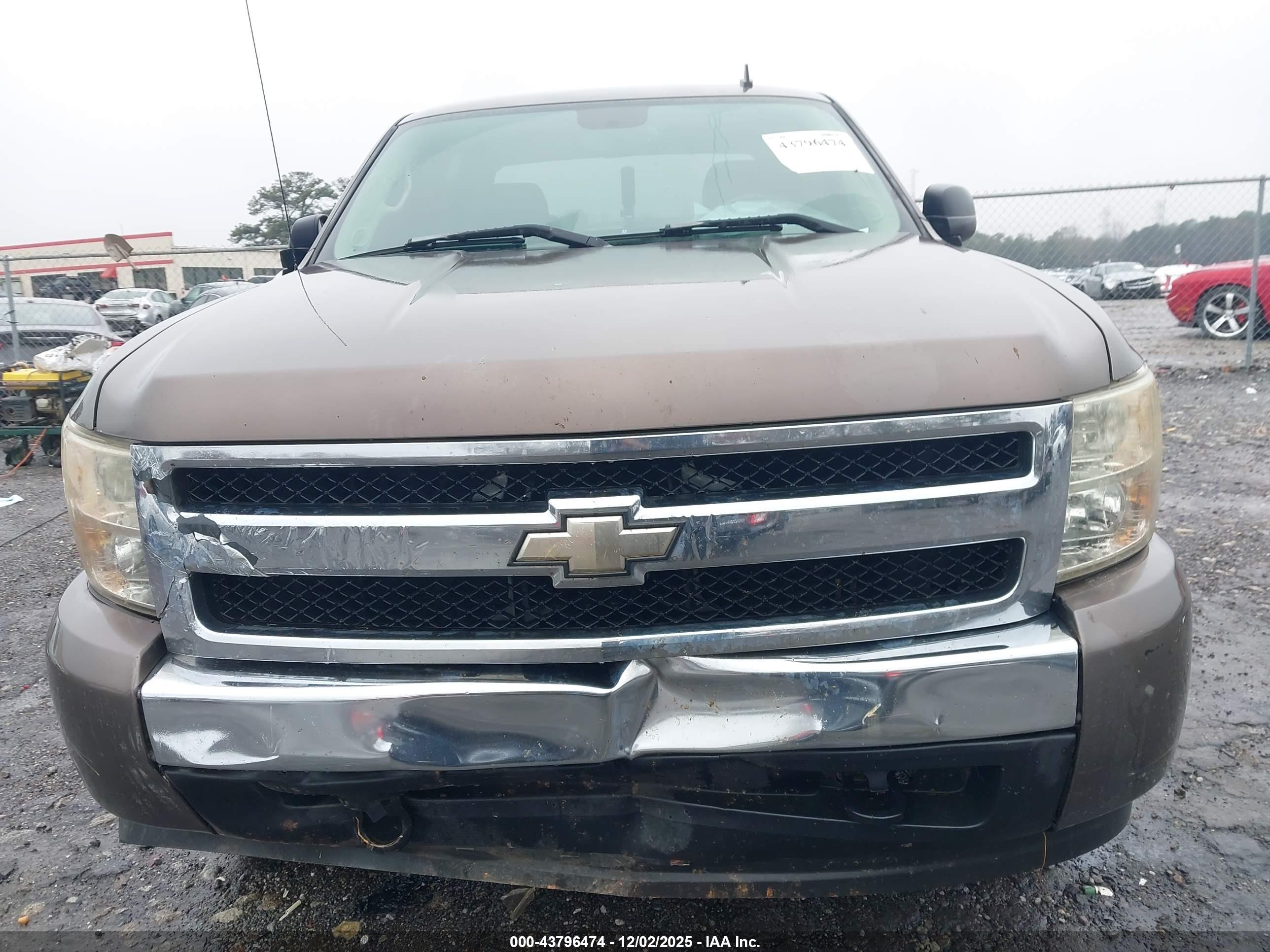 CHEVROLET SILVERADO image 6