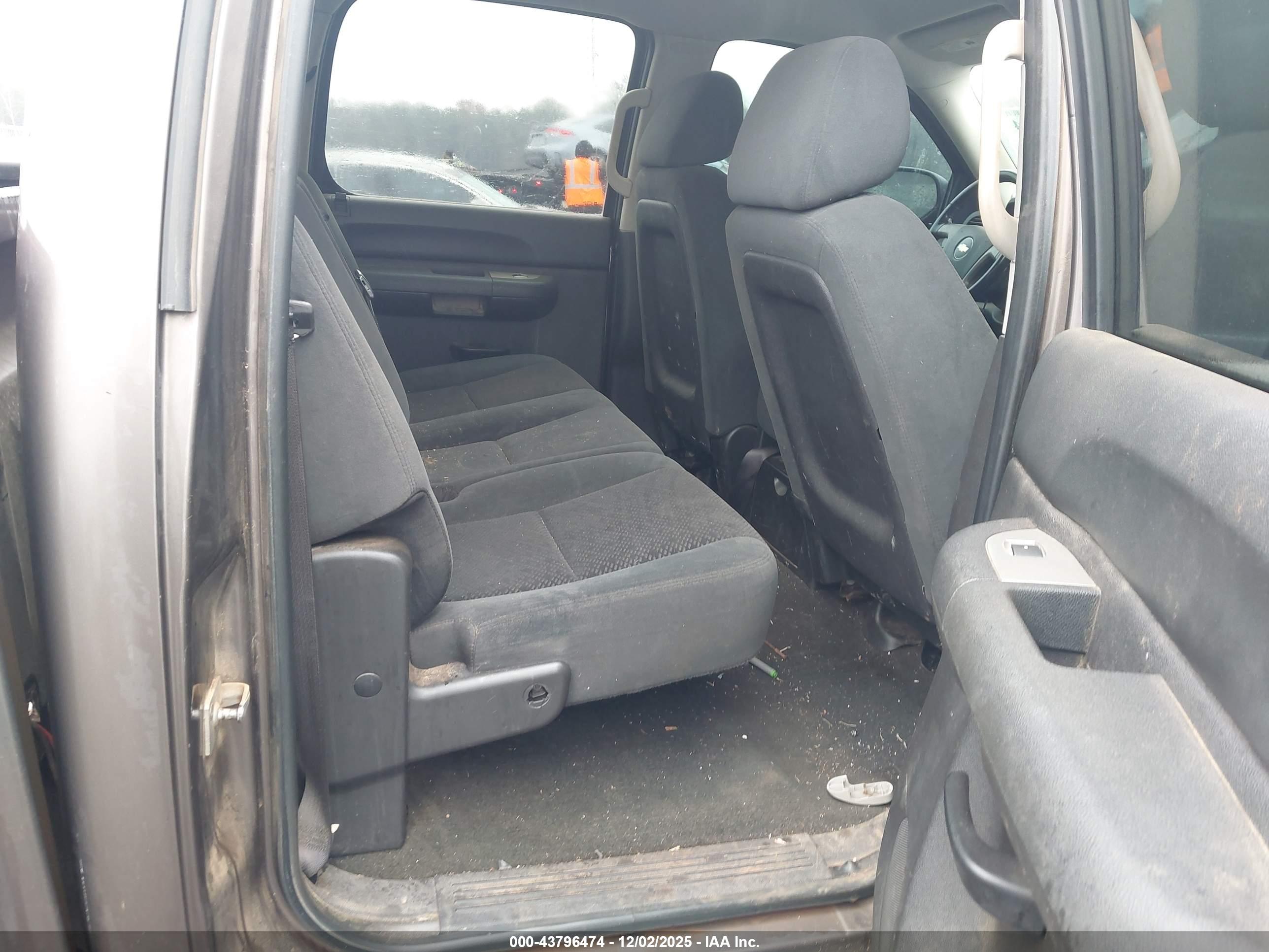 CHEVROLET SILVERADO image 8