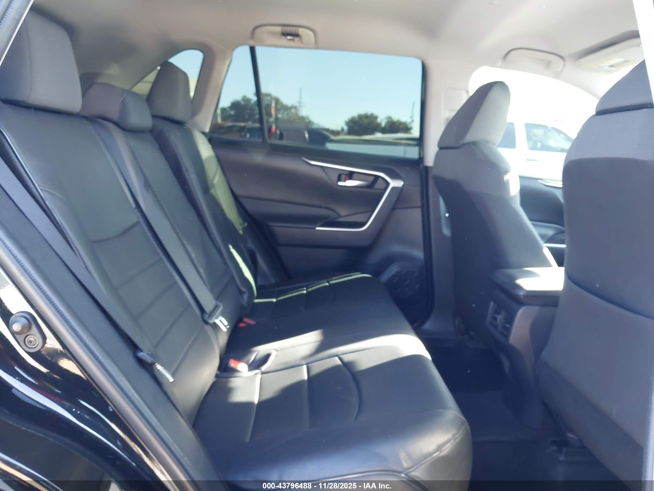 TOYOTA RAV4 image 8