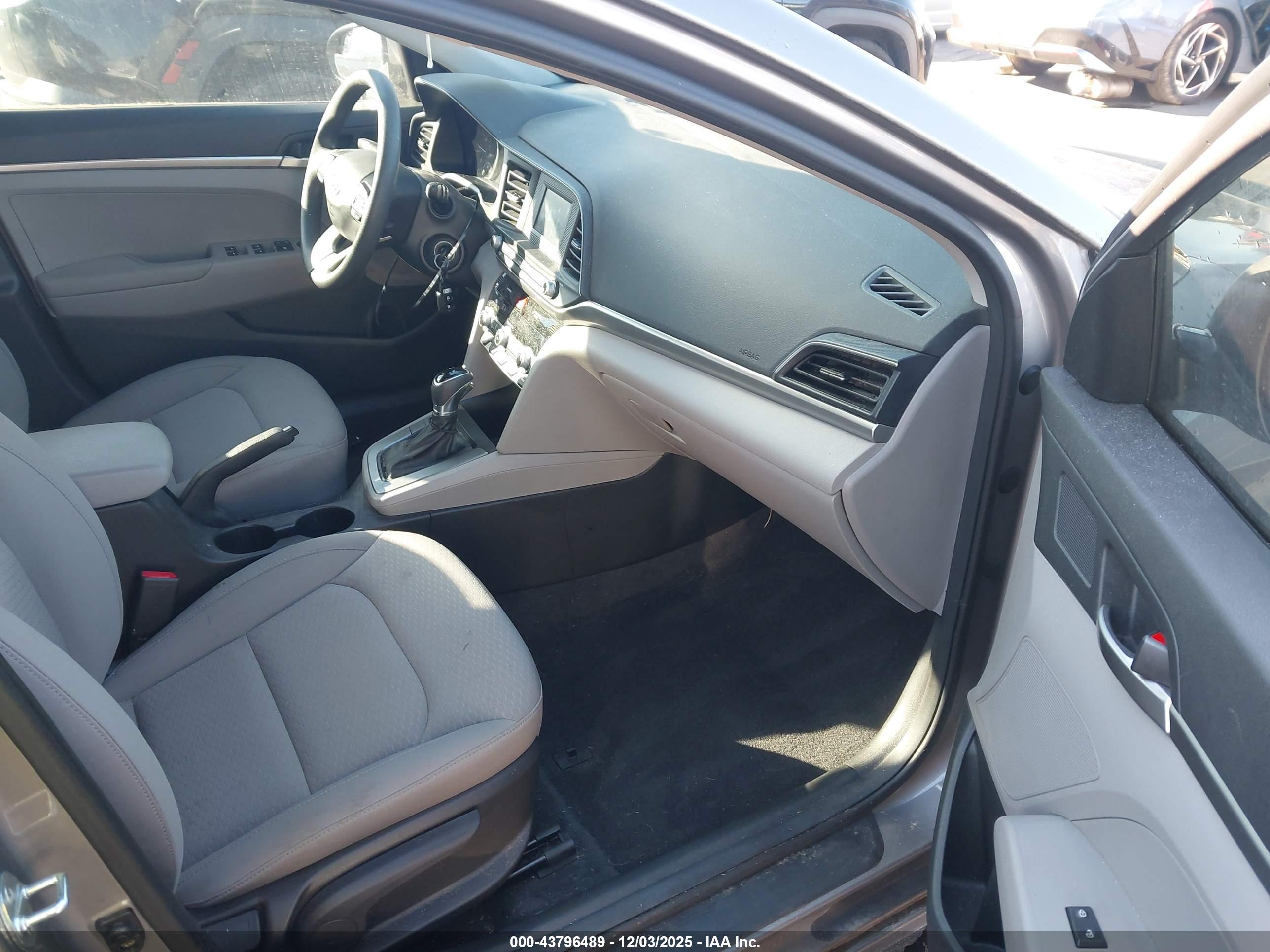 HYUNDAI ELANTRA image 5