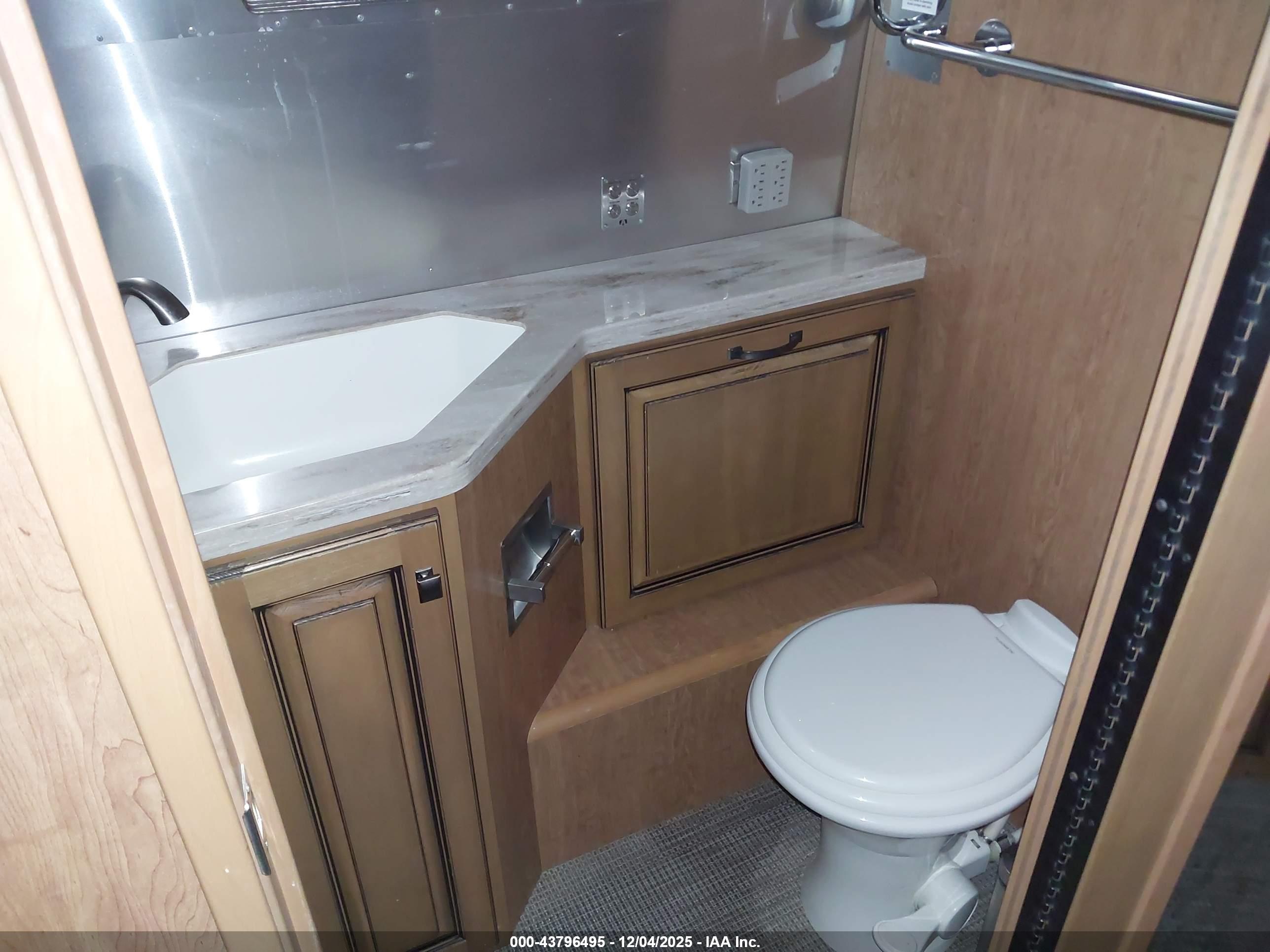 AIRSTREAM 30 image 7