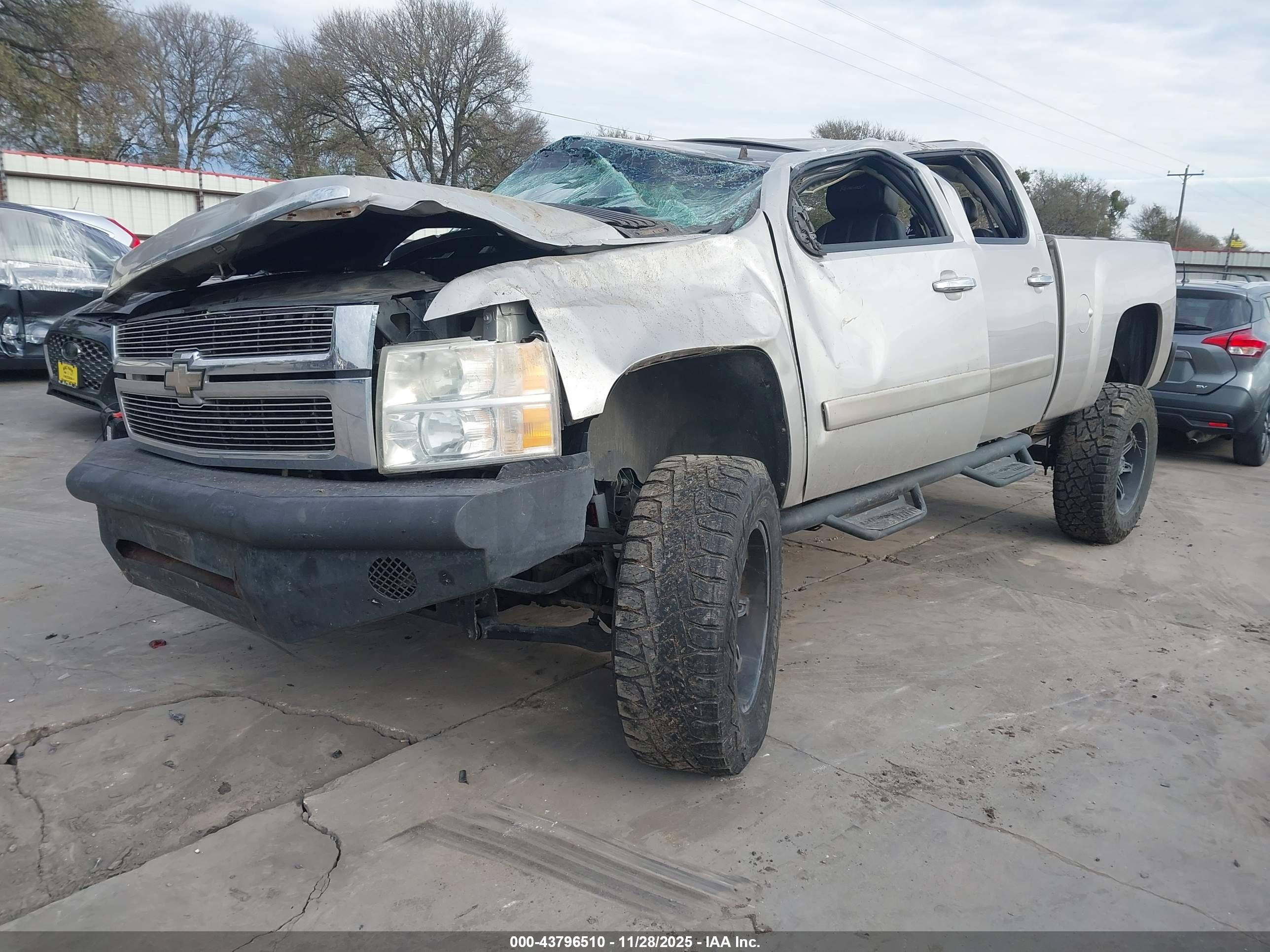 CHEVROLET SILVERADO image 2