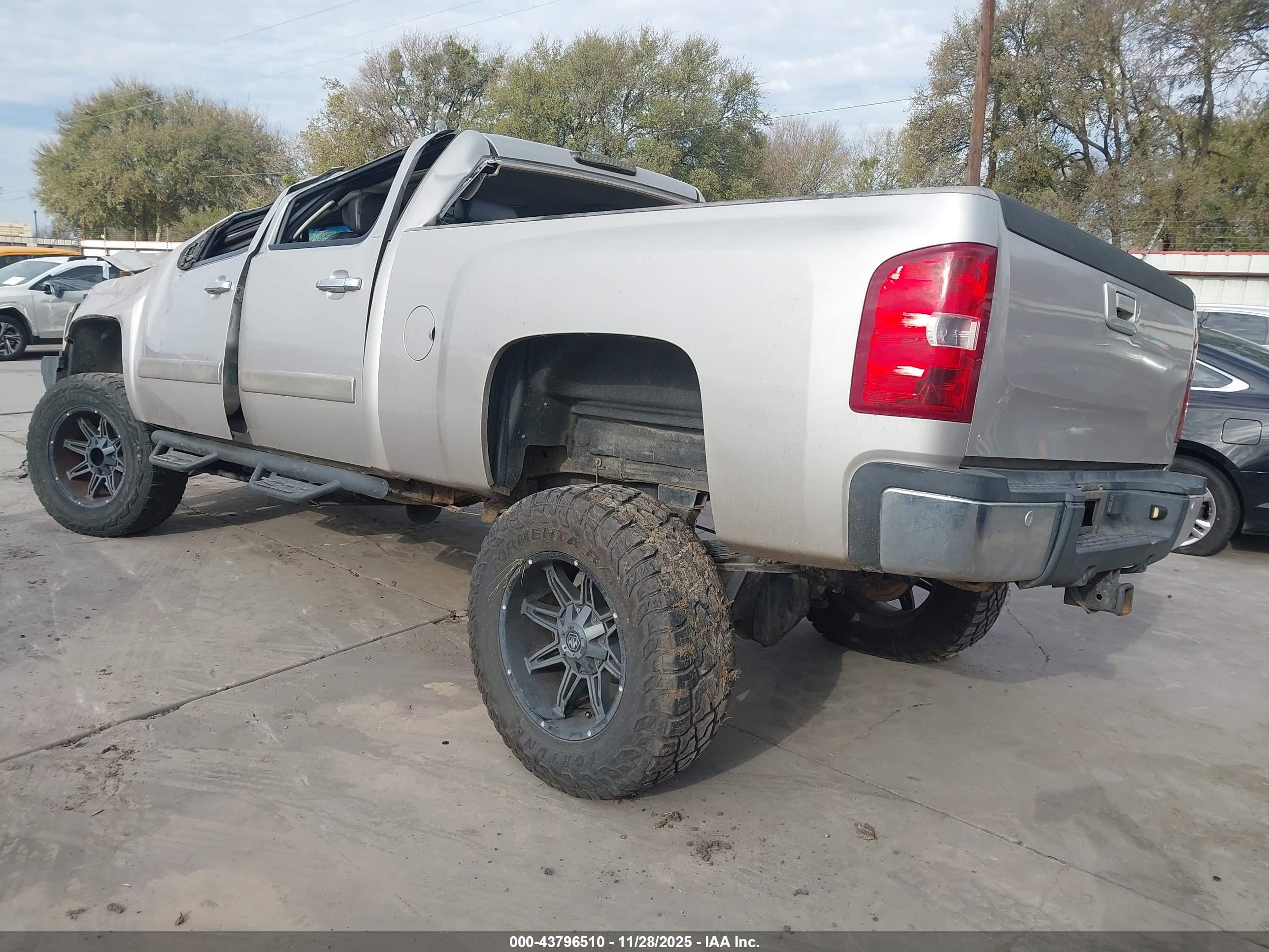 CHEVROLET SILVERADO image 3
