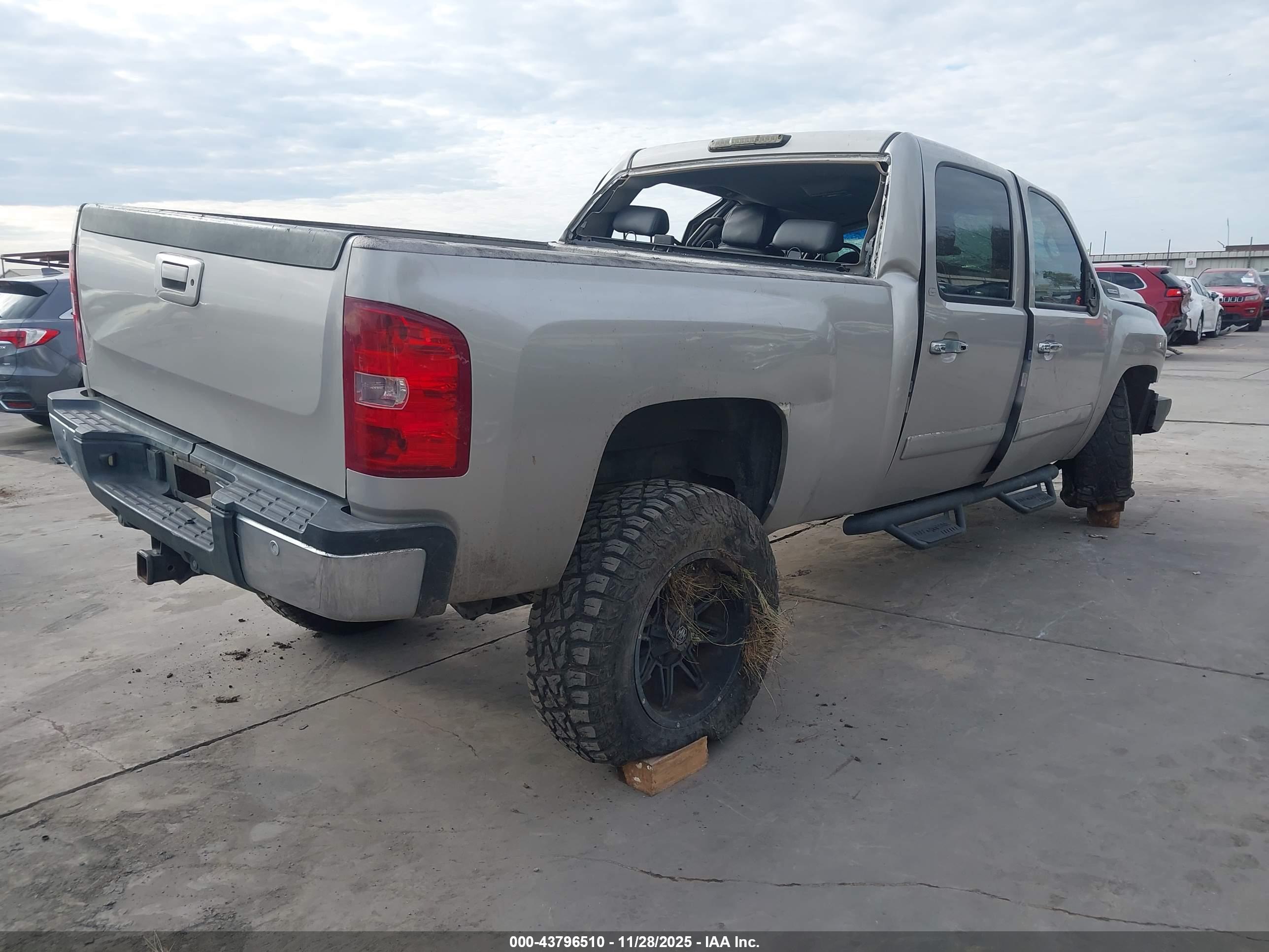 CHEVROLET SILVERADO image 4