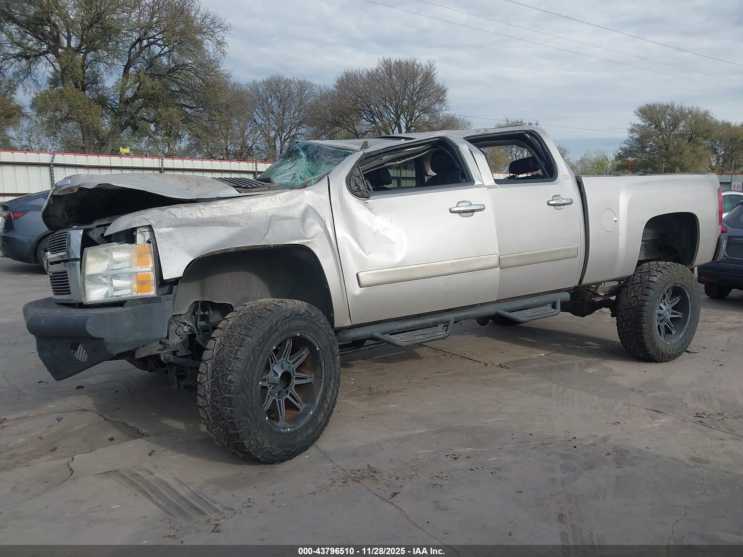 CHEVROLET SILVERADO image 6