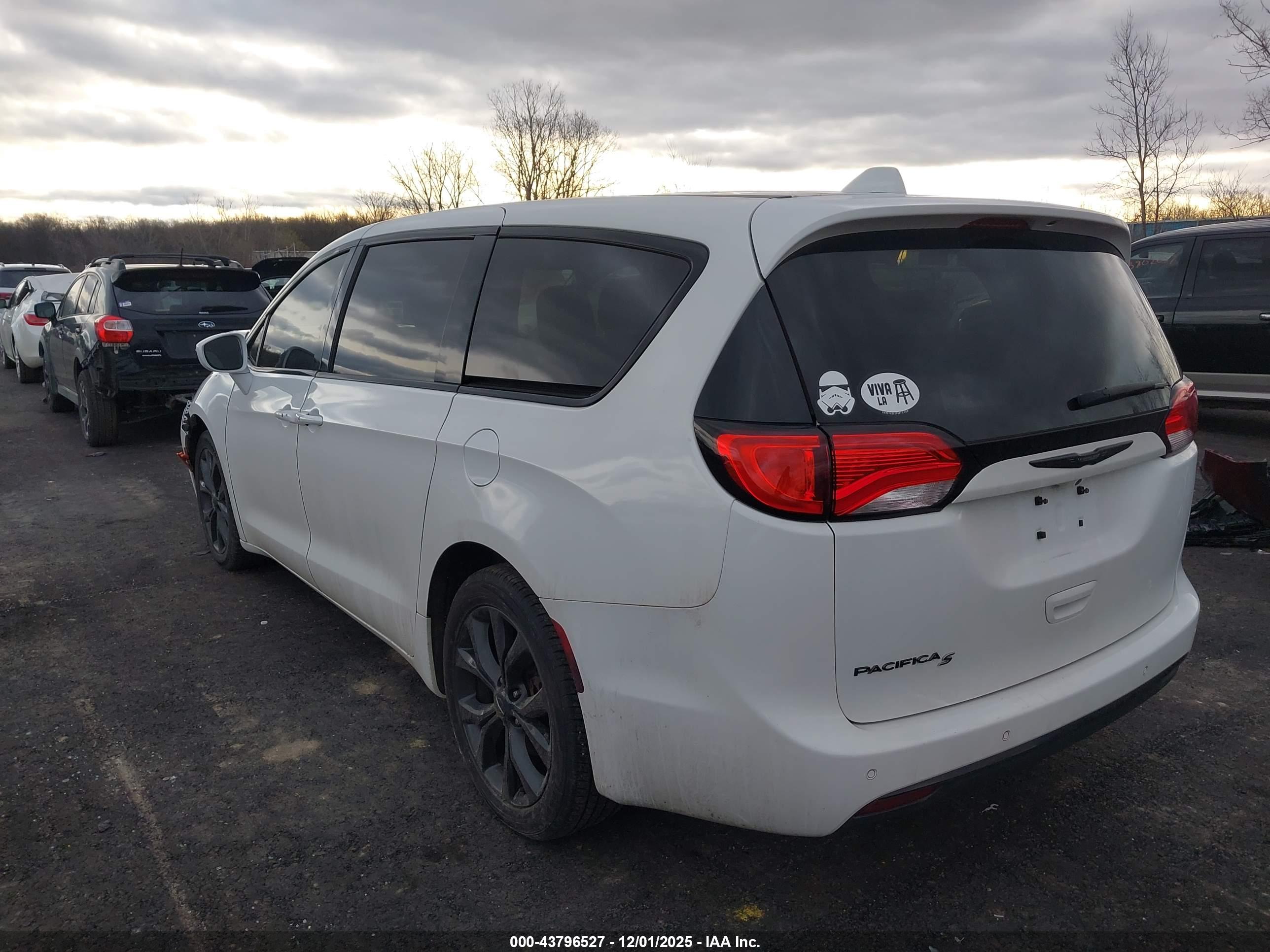 CHRYSLER PACIFICA image 3