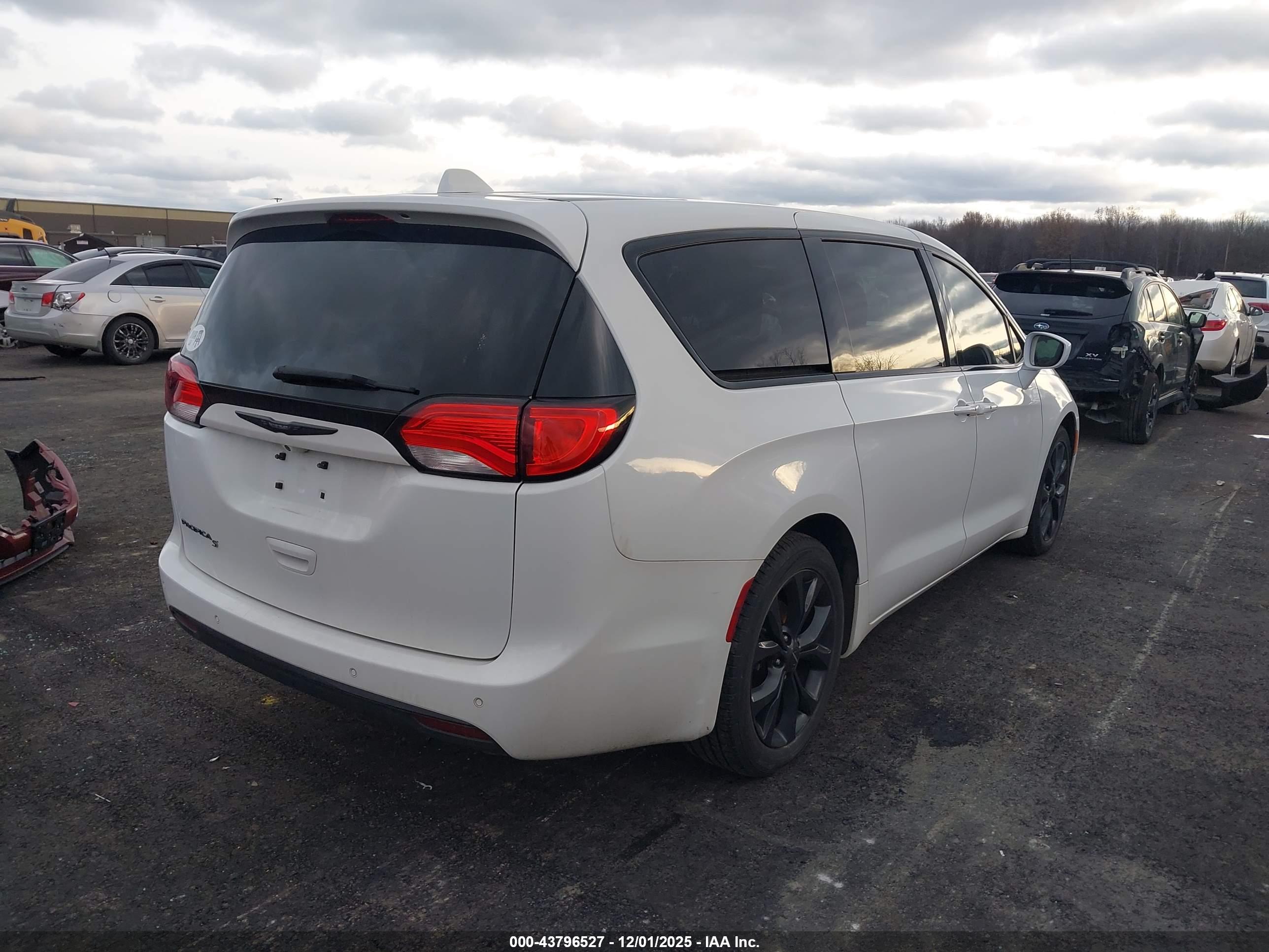 CHRYSLER PACIFICA image 4