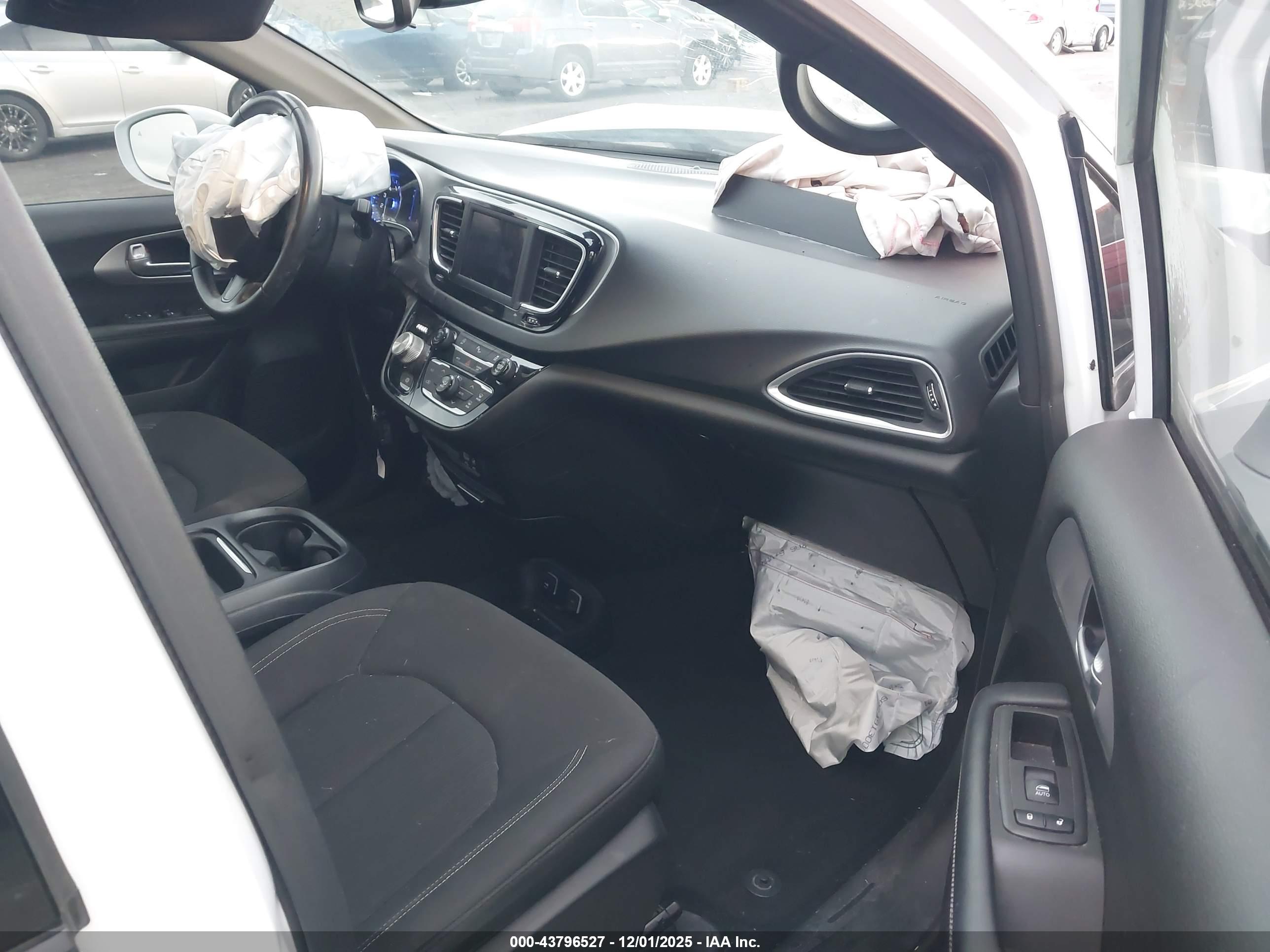 CHRYSLER PACIFICA image 5