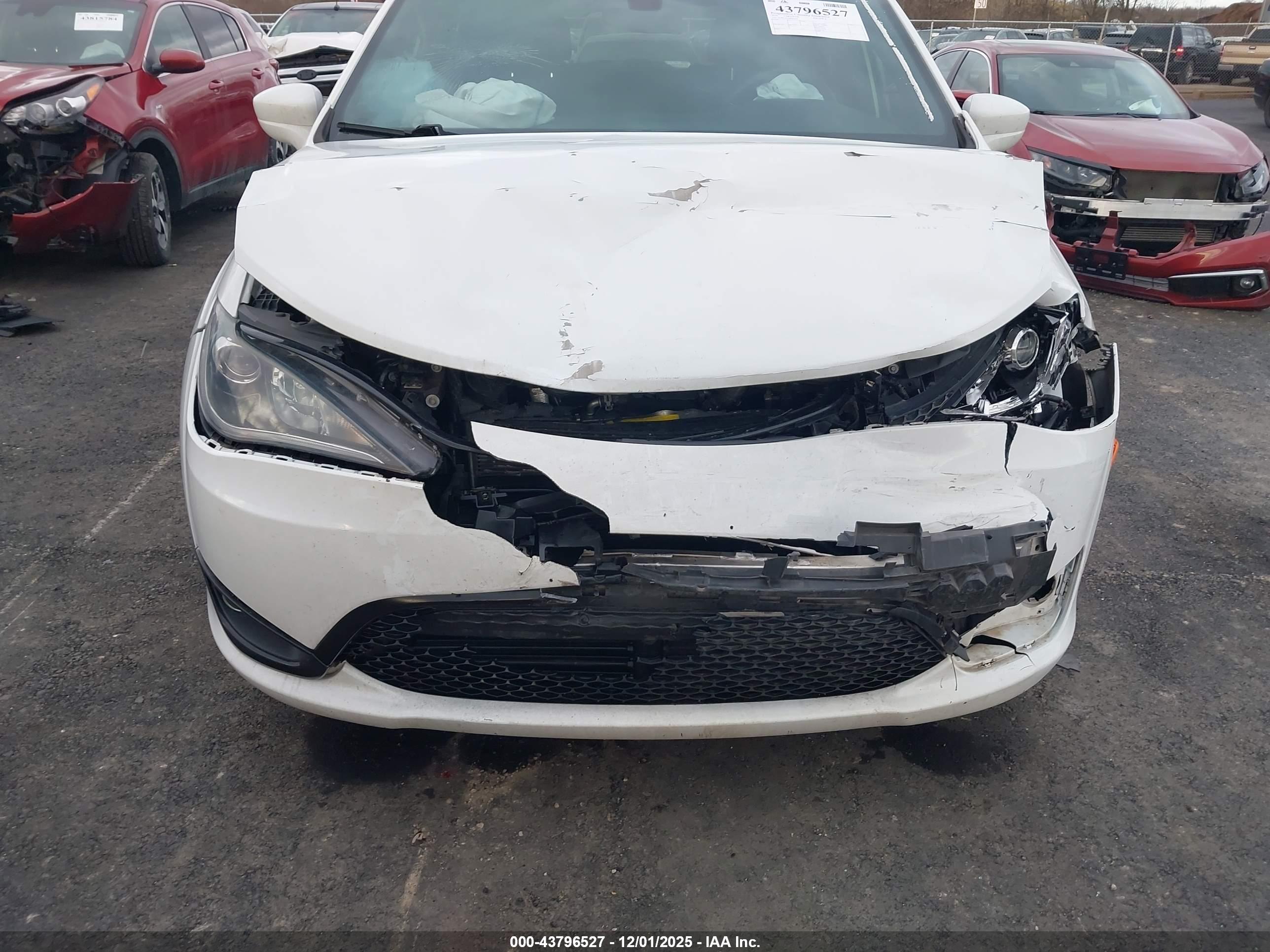 CHRYSLER PACIFICA image 6