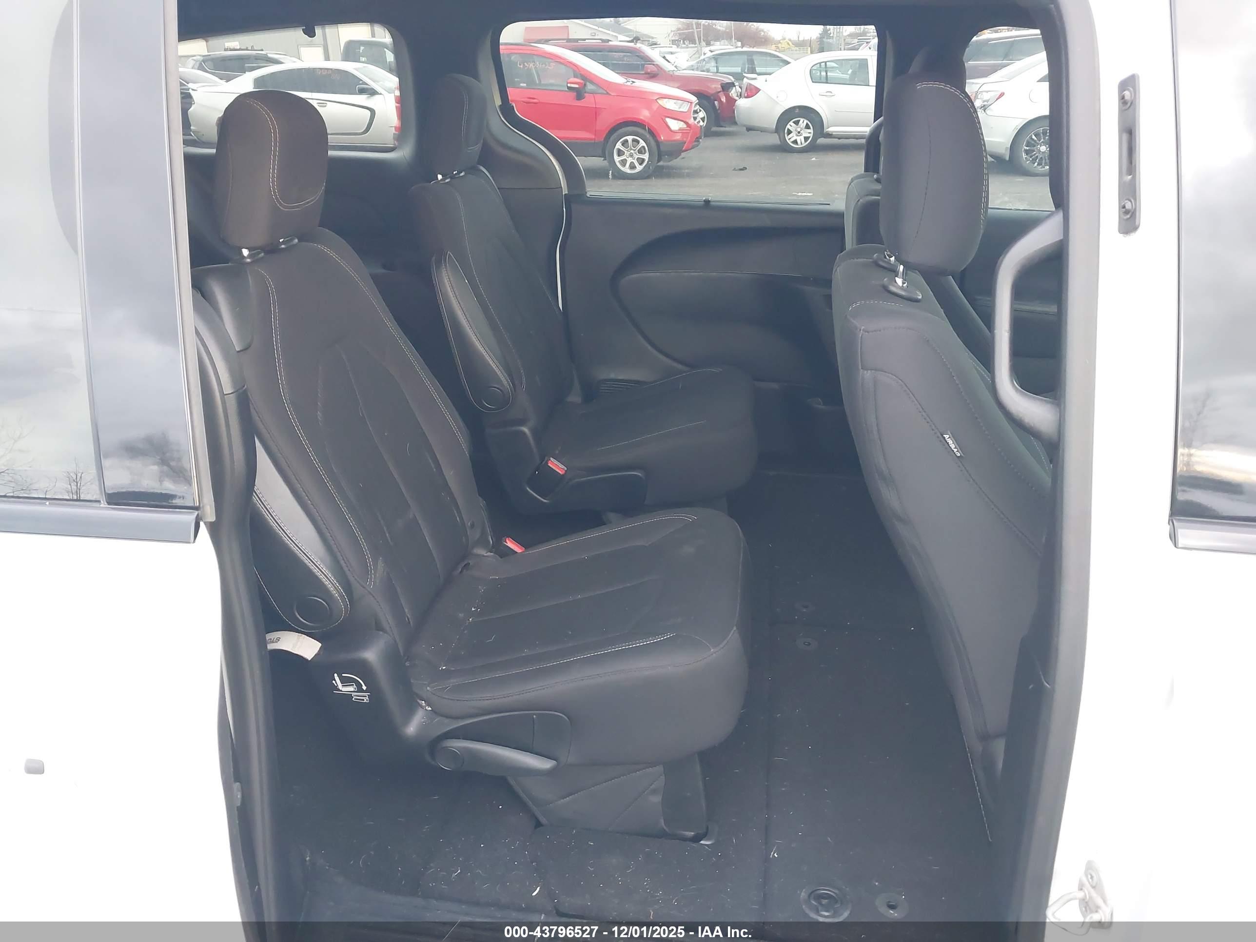 CHRYSLER PACIFICA image 8