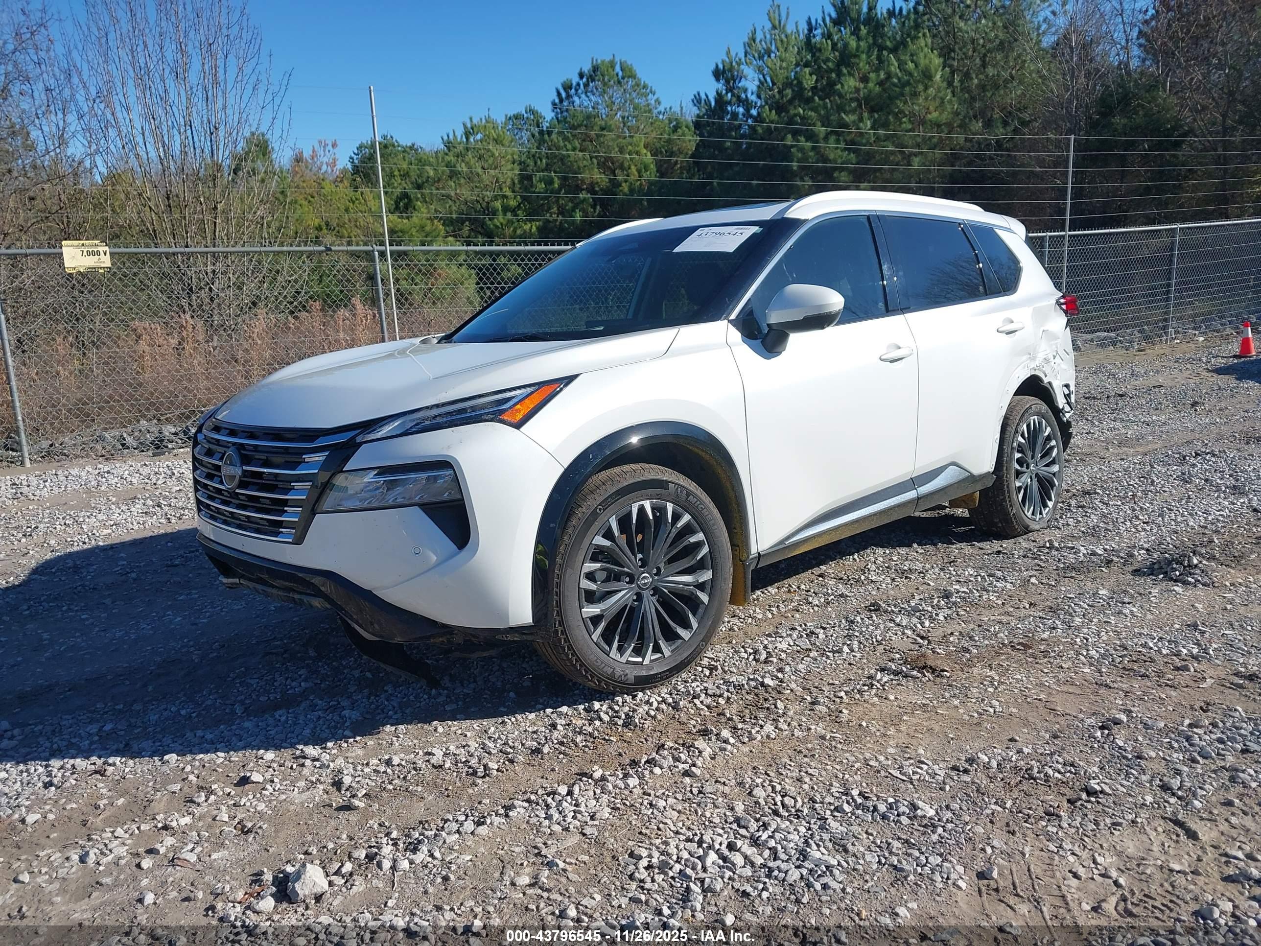 NISSAN ROGUE image 2