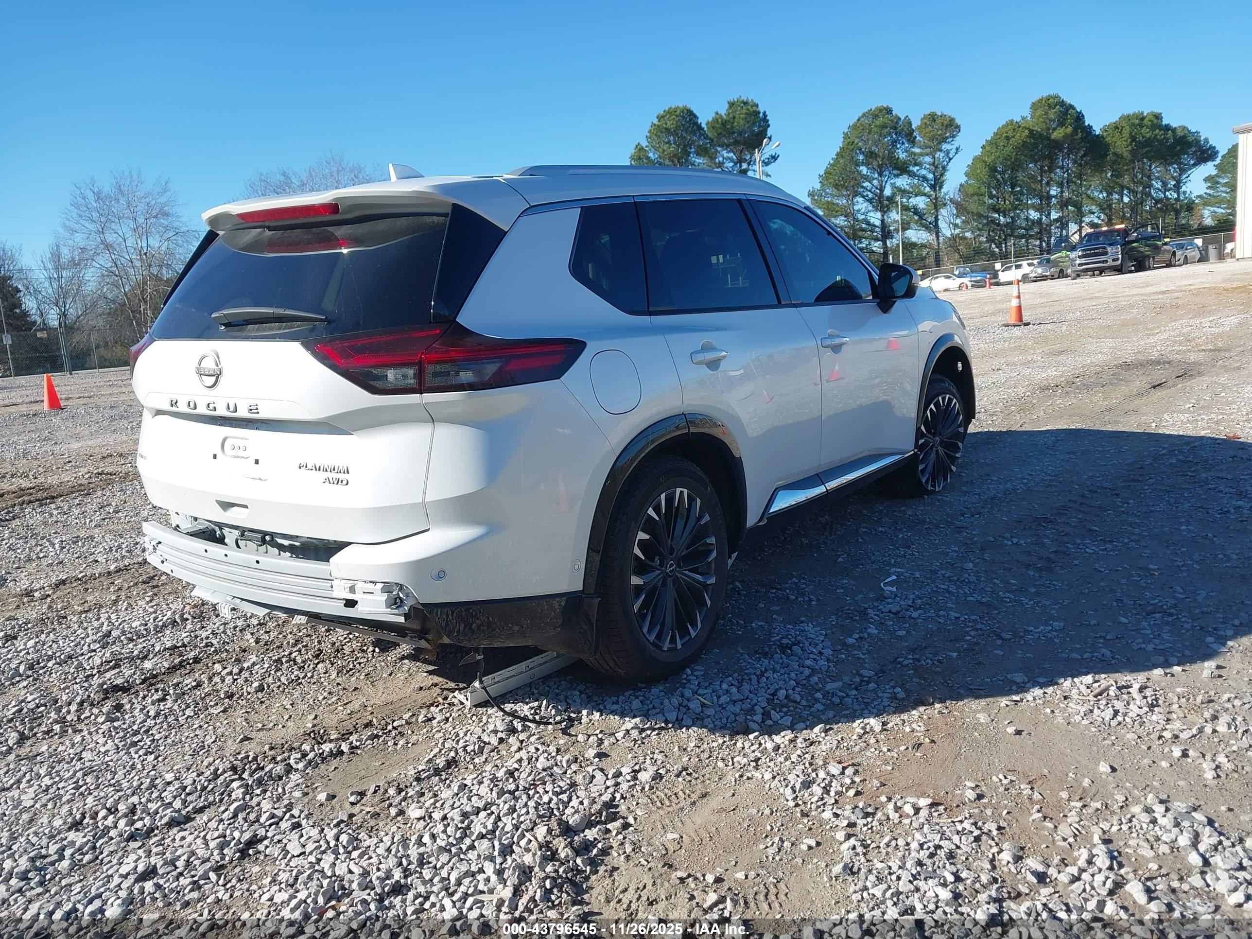 NISSAN ROGUE image 4