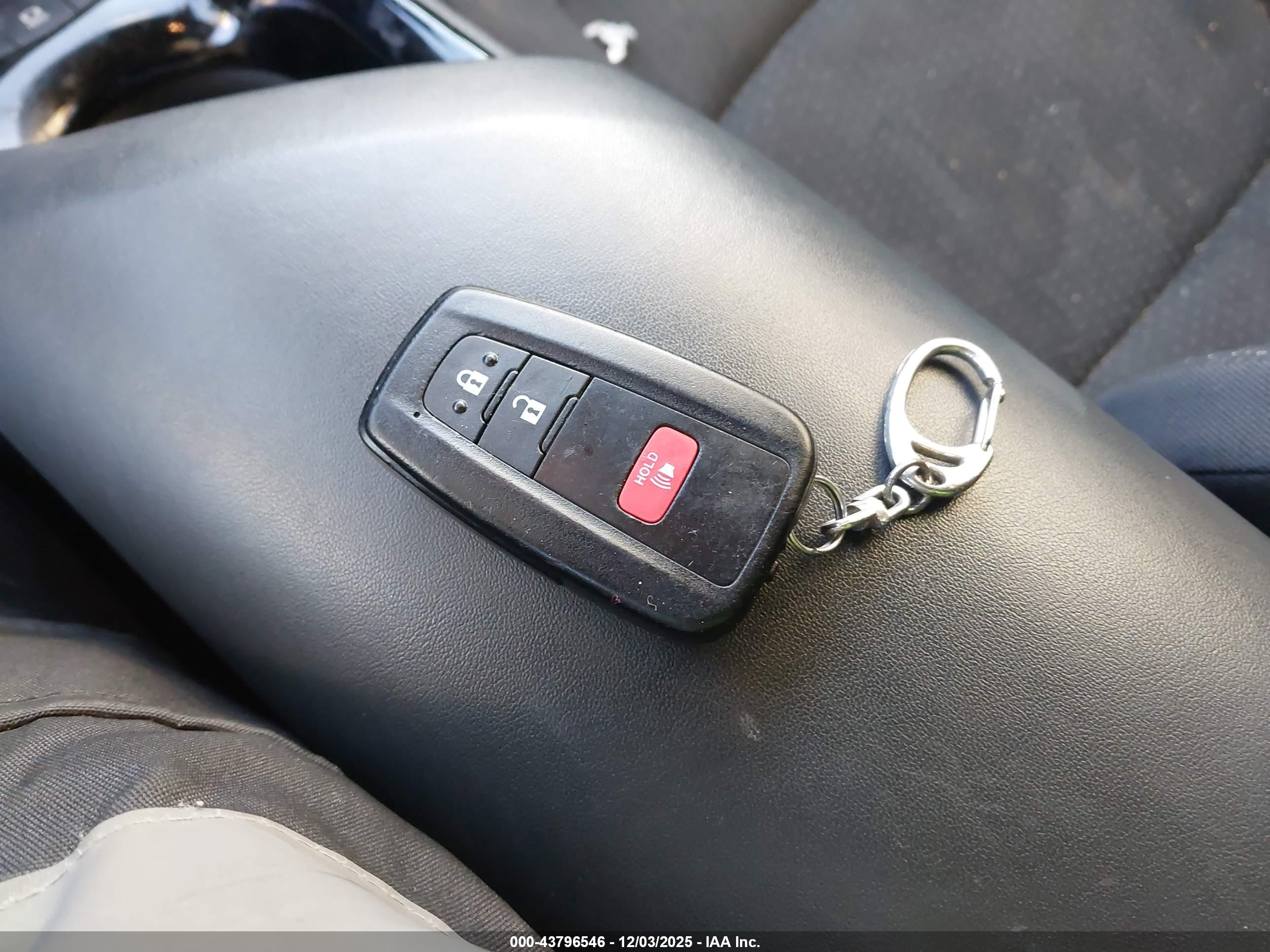 TOYOTA C-HR image 11