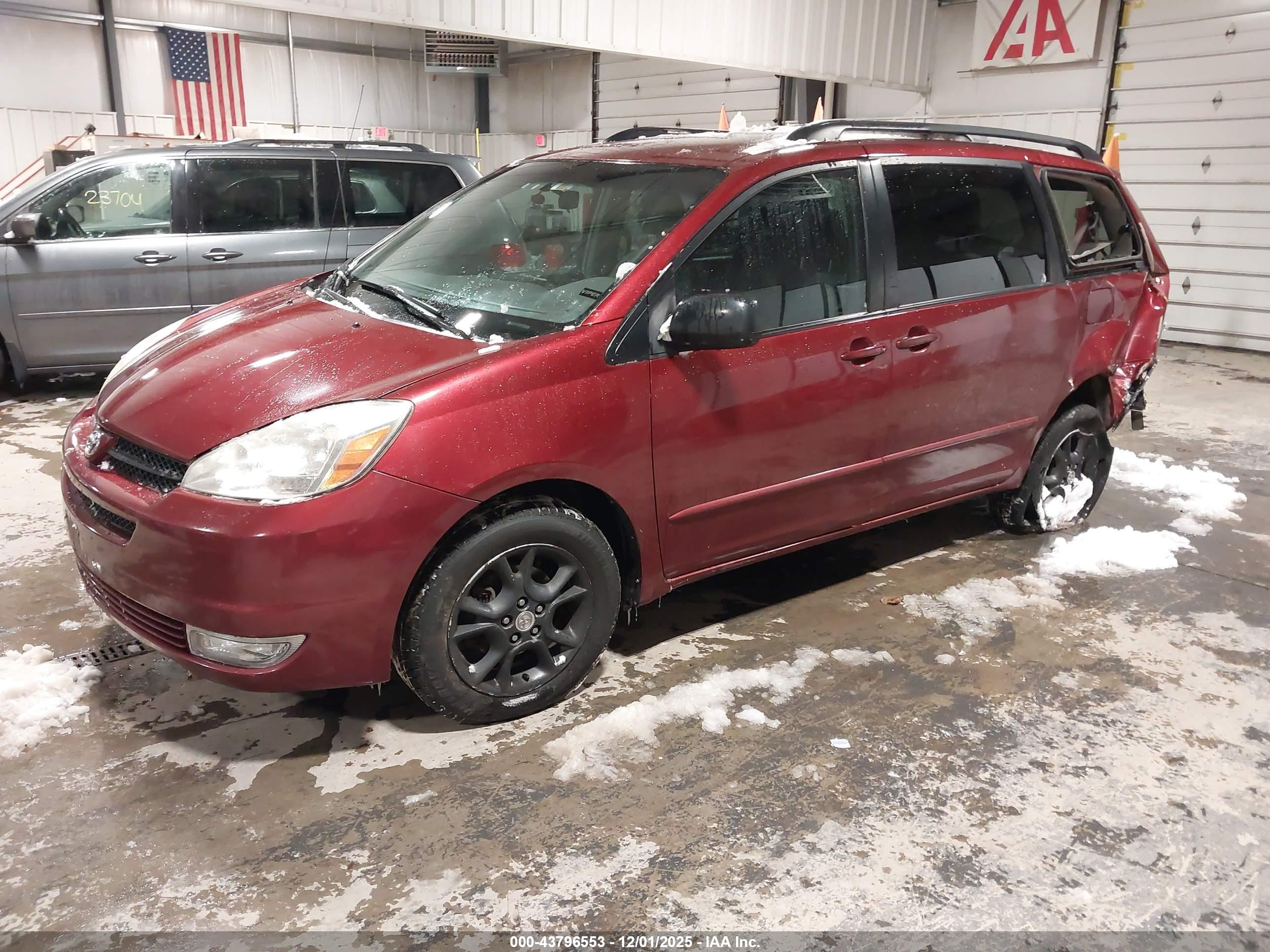 TOYOTA SIENNA image 2