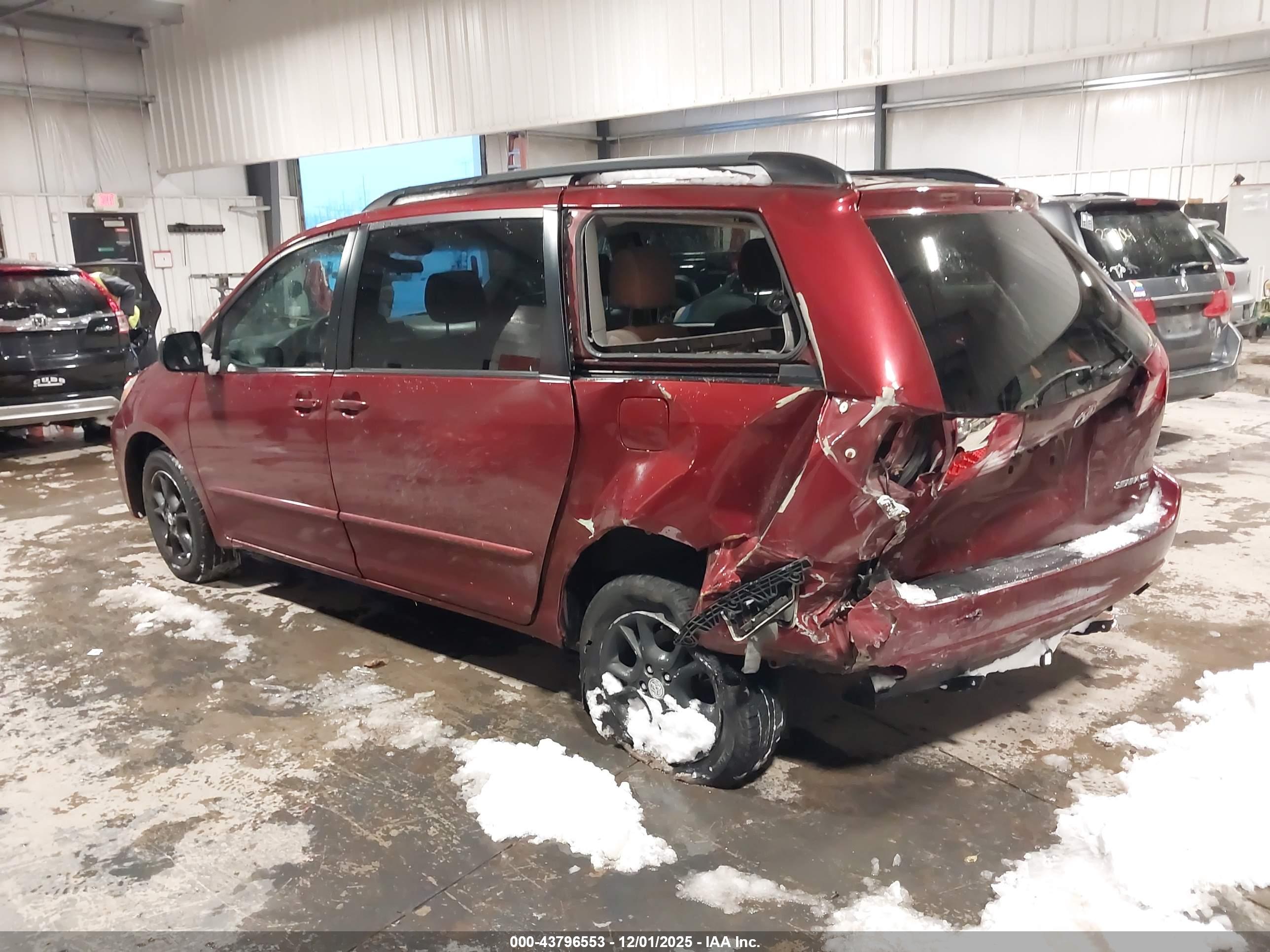 TOYOTA SIENNA image 3