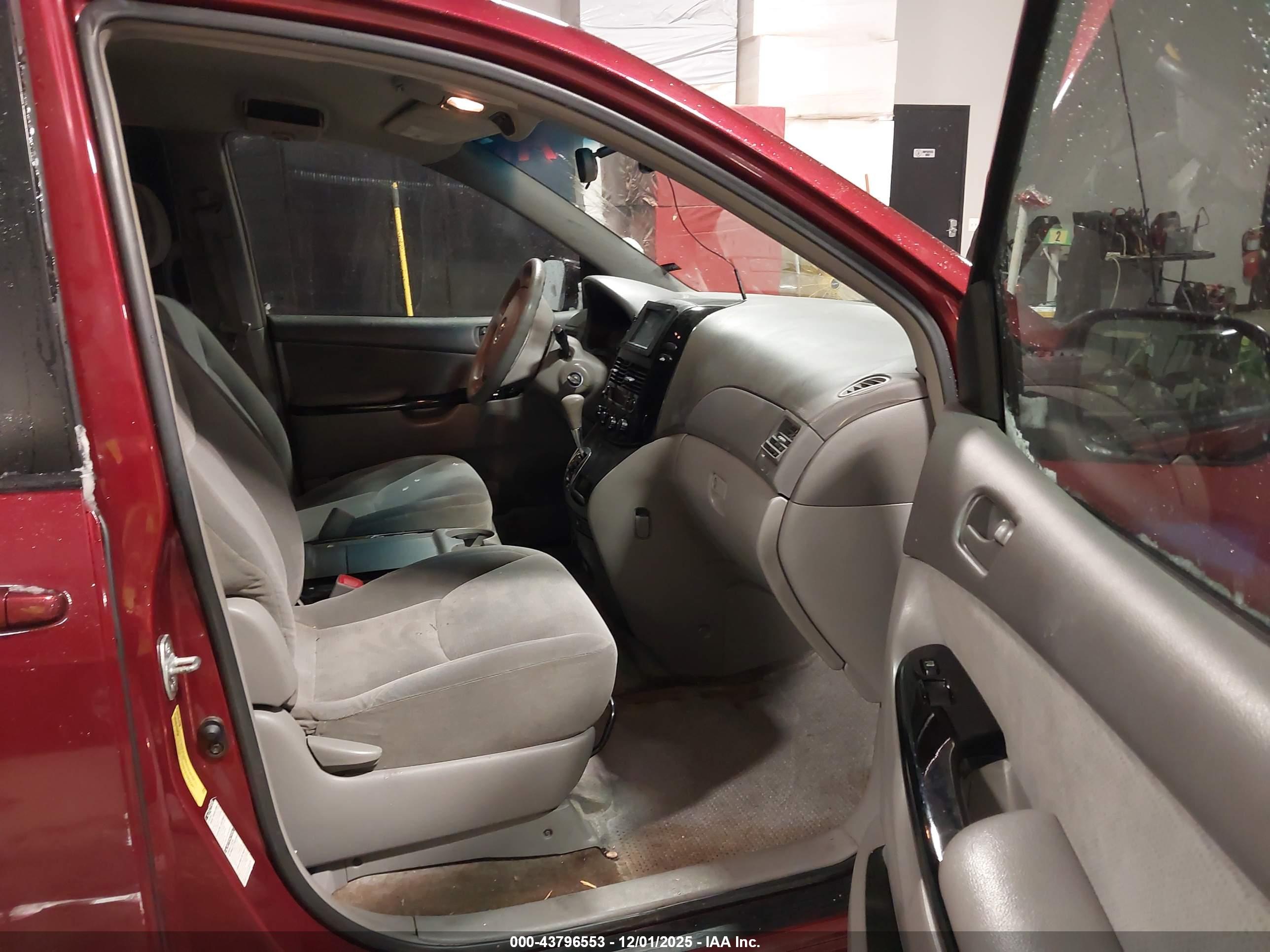 TOYOTA SIENNA image 5