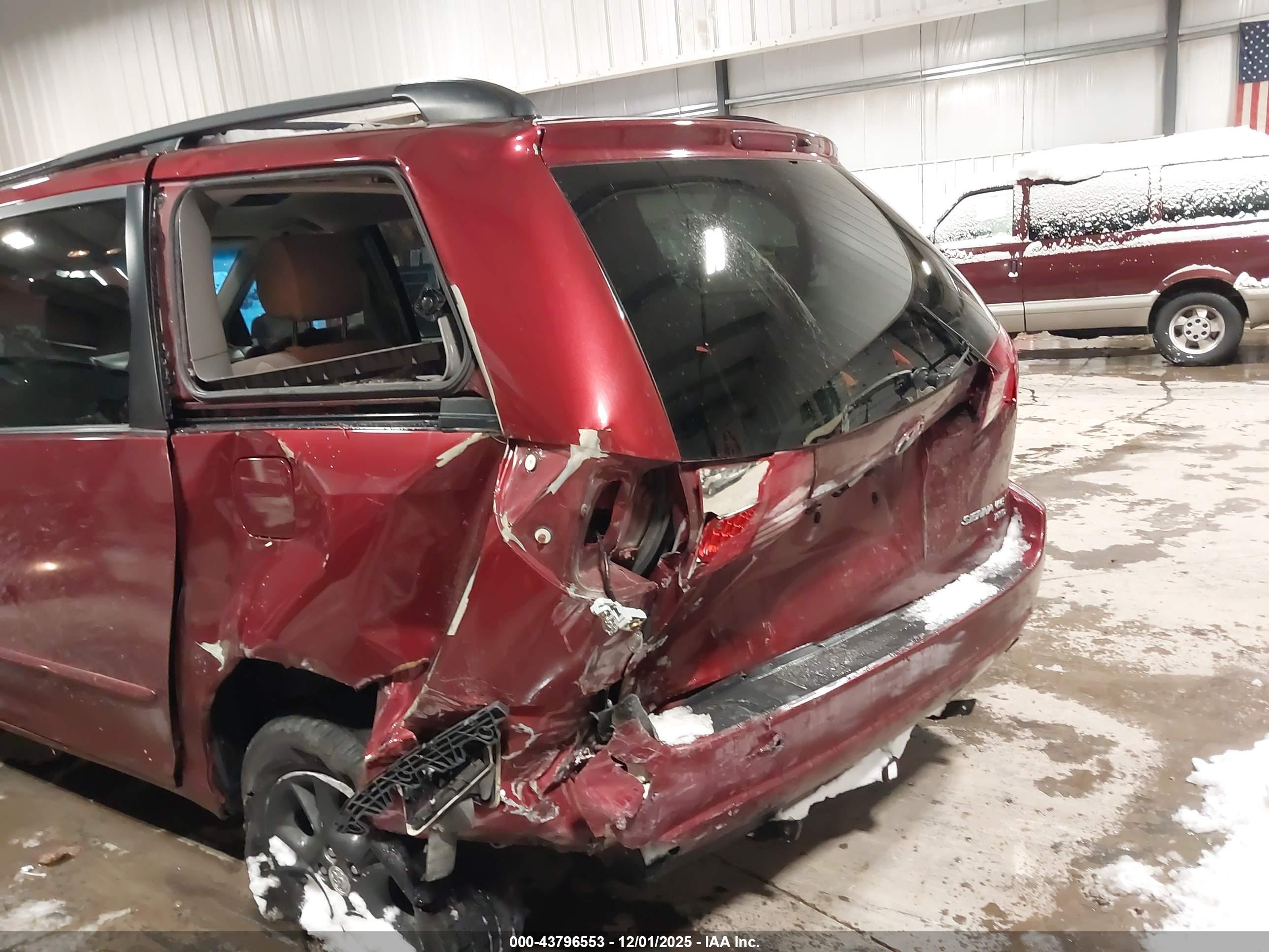 TOYOTA SIENNA image 6