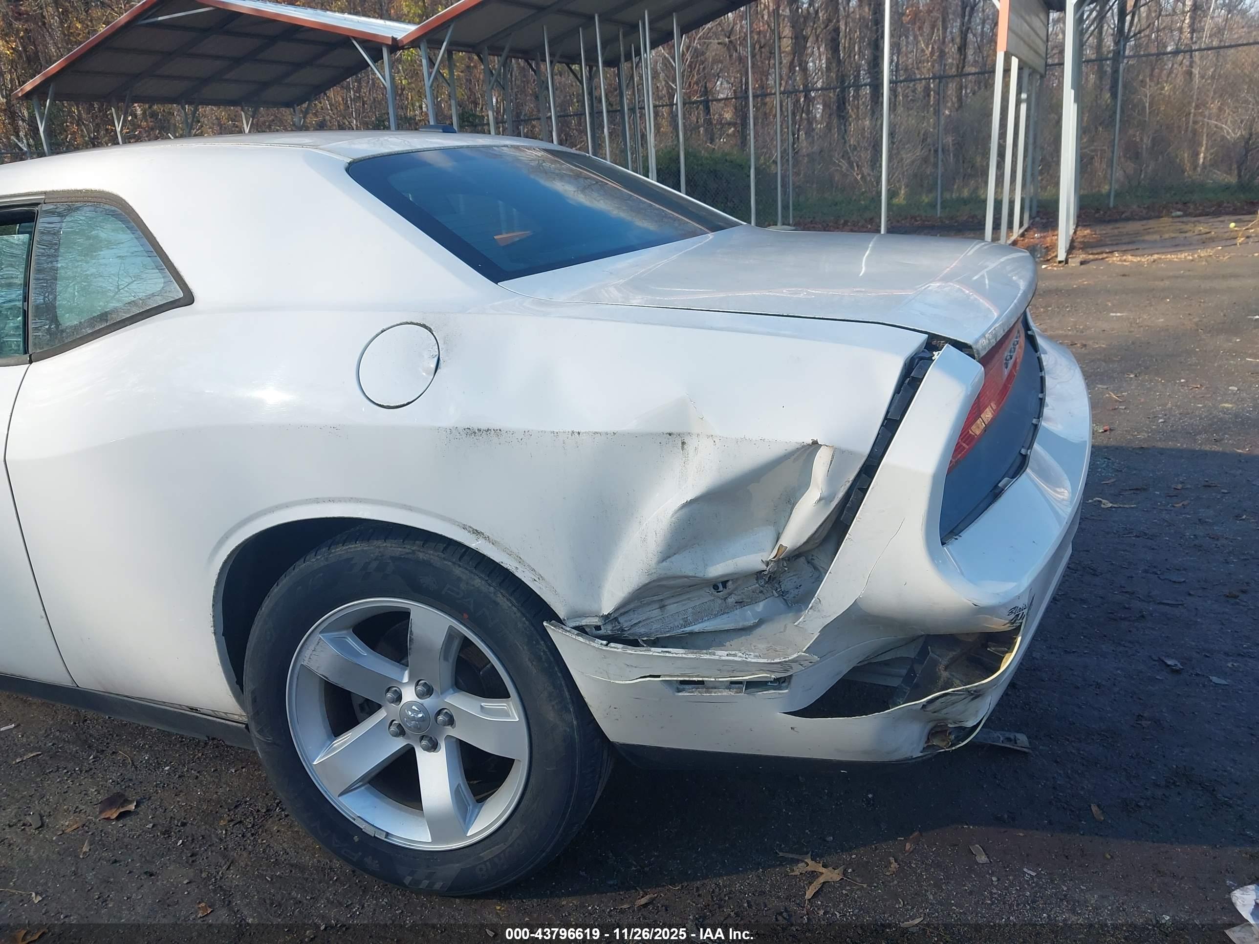 DODGE CHALLENGER image 6