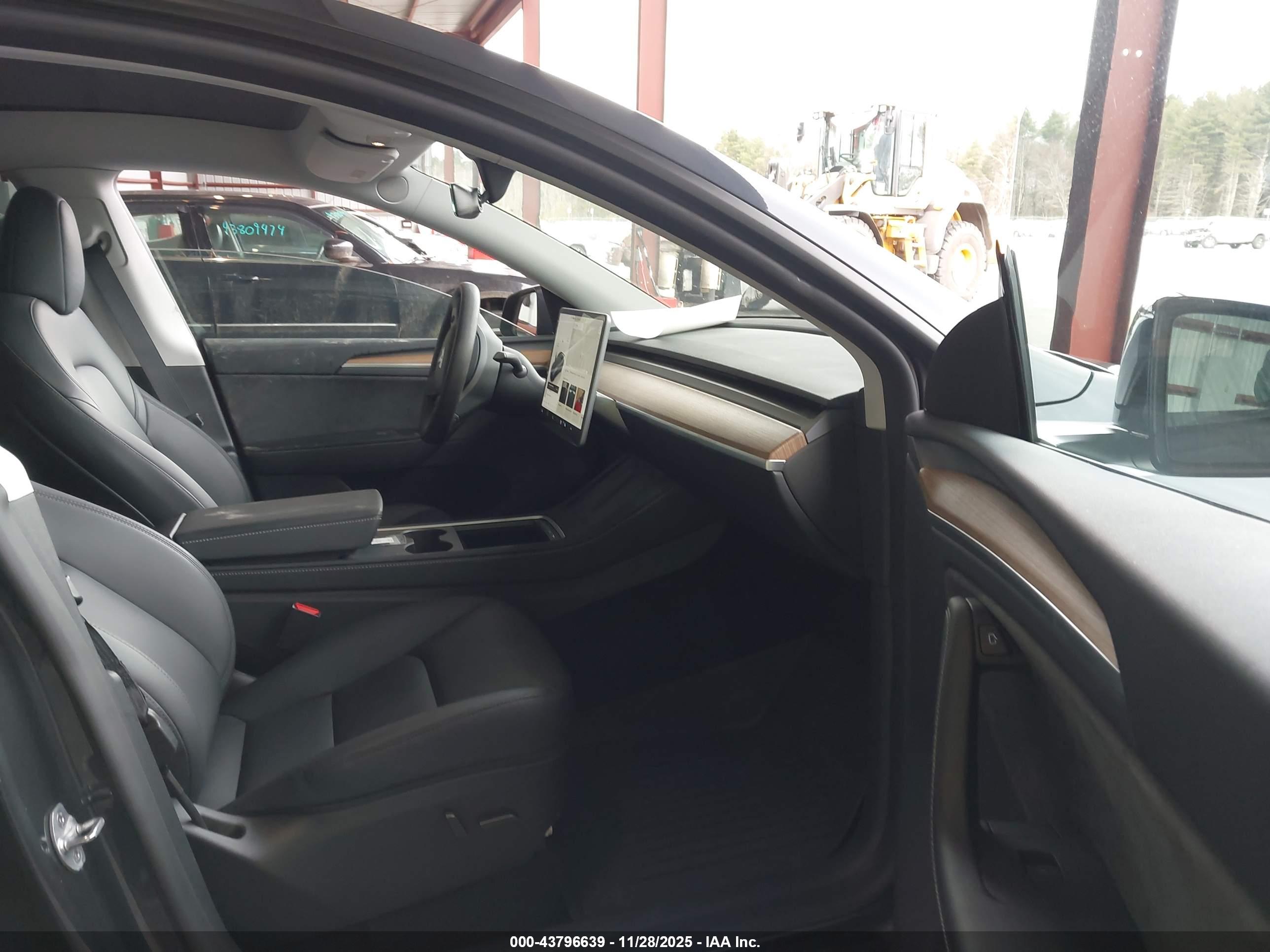 TESLA MODEL image 5