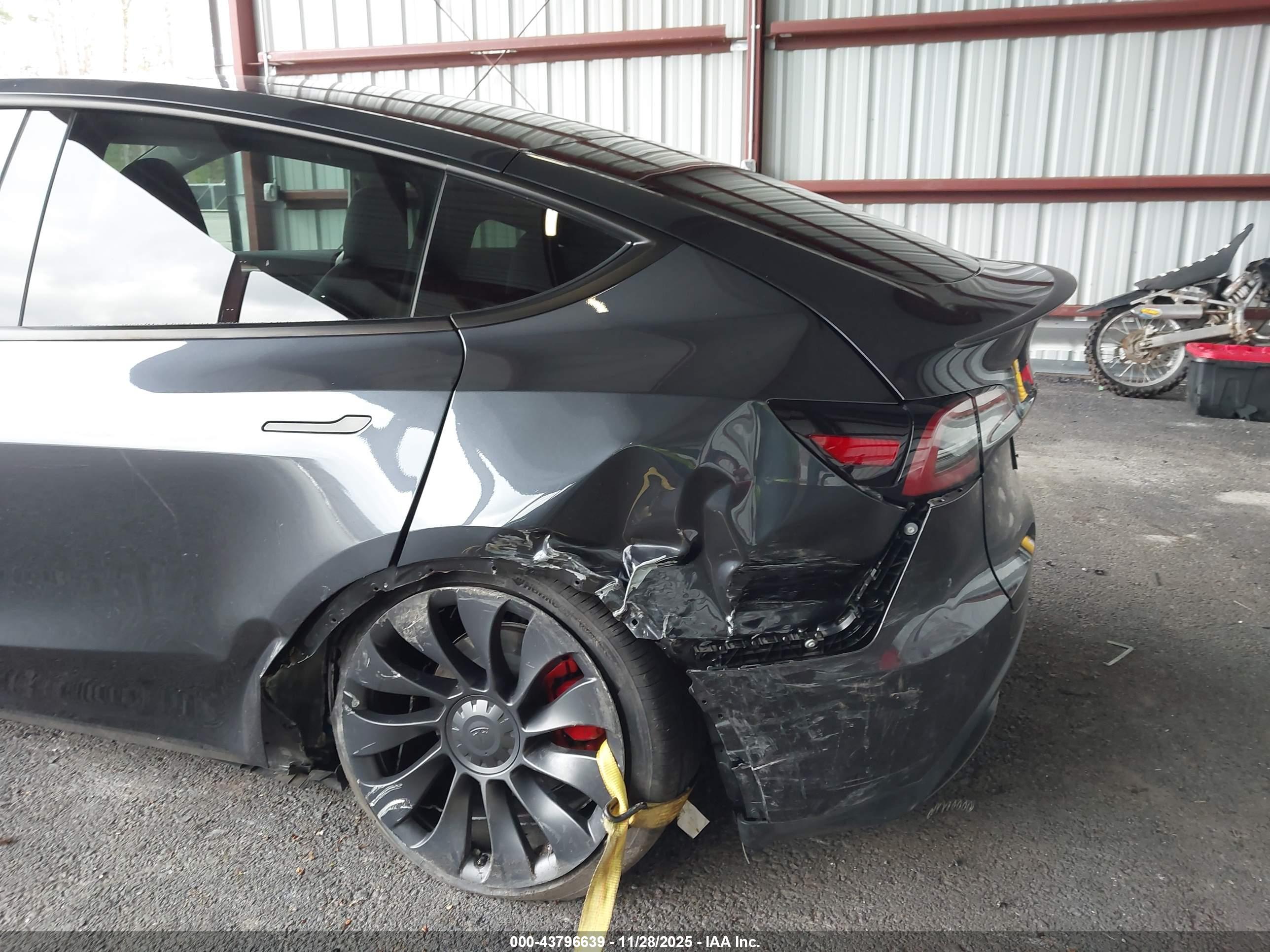 TESLA MODEL image 6