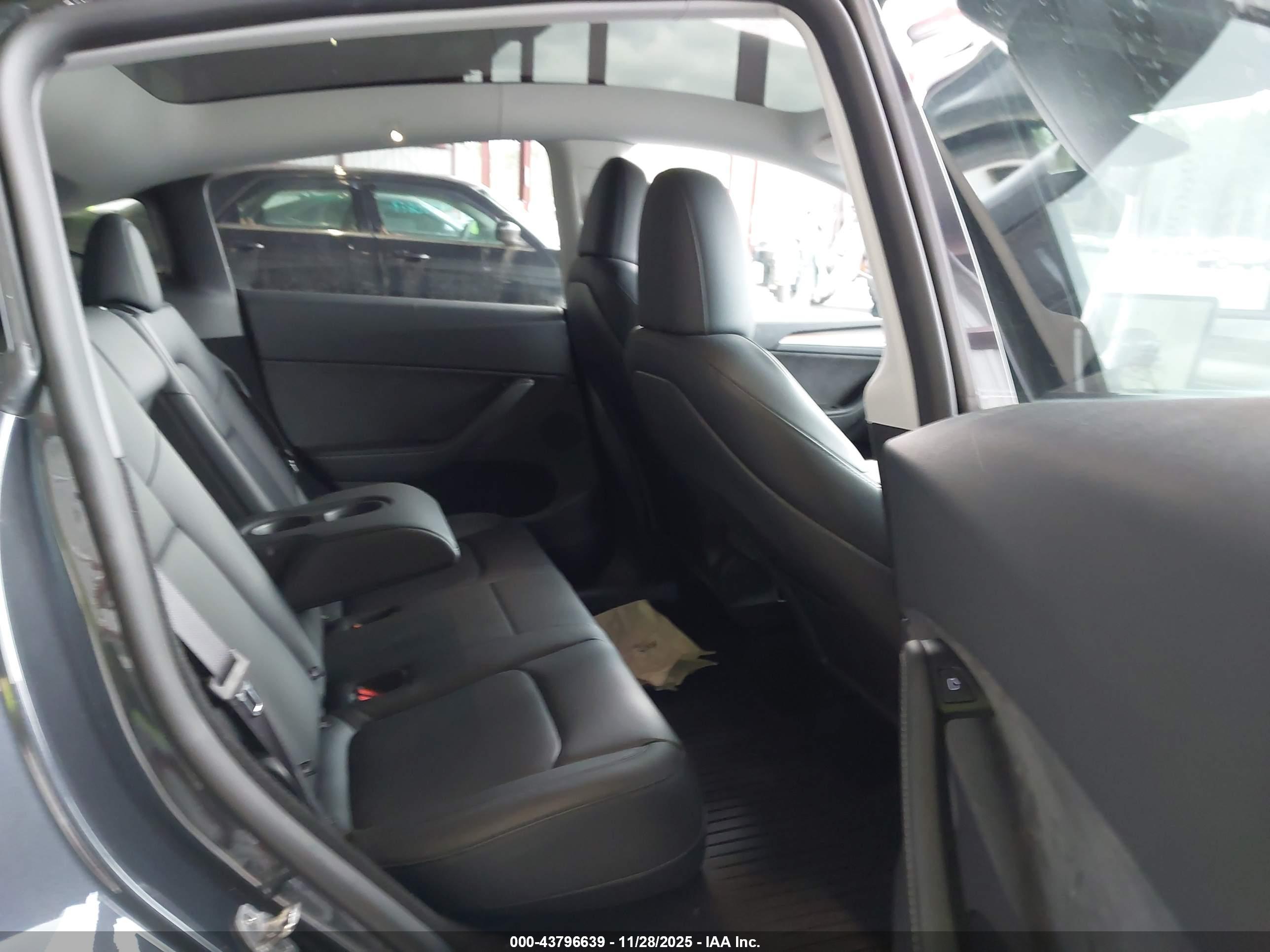 TESLA MODEL image 8