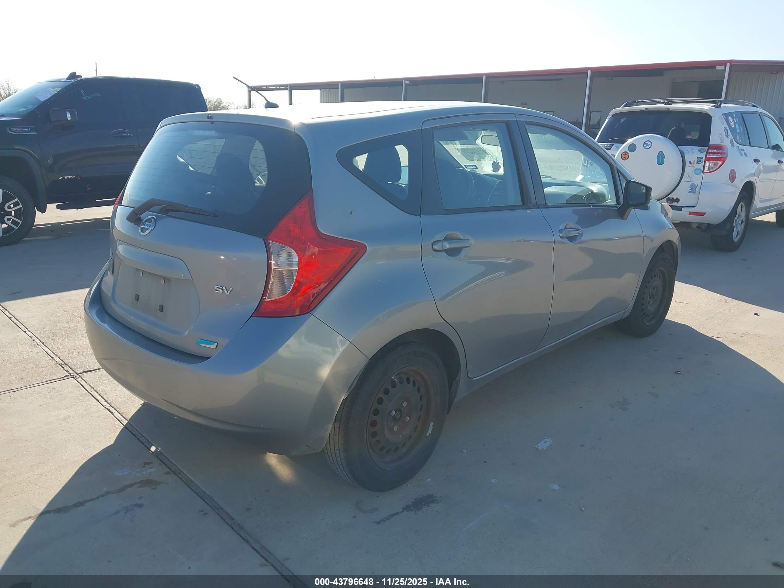 NISSAN VERSA image 4