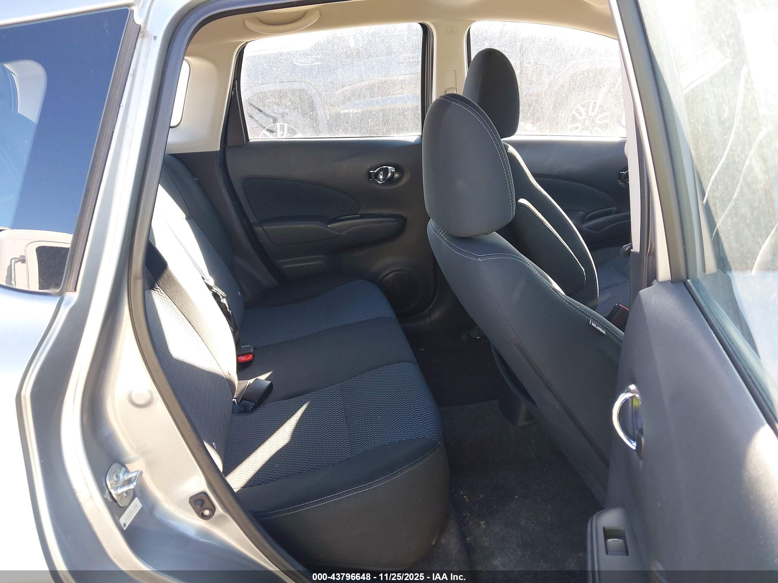 NISSAN VERSA image 8