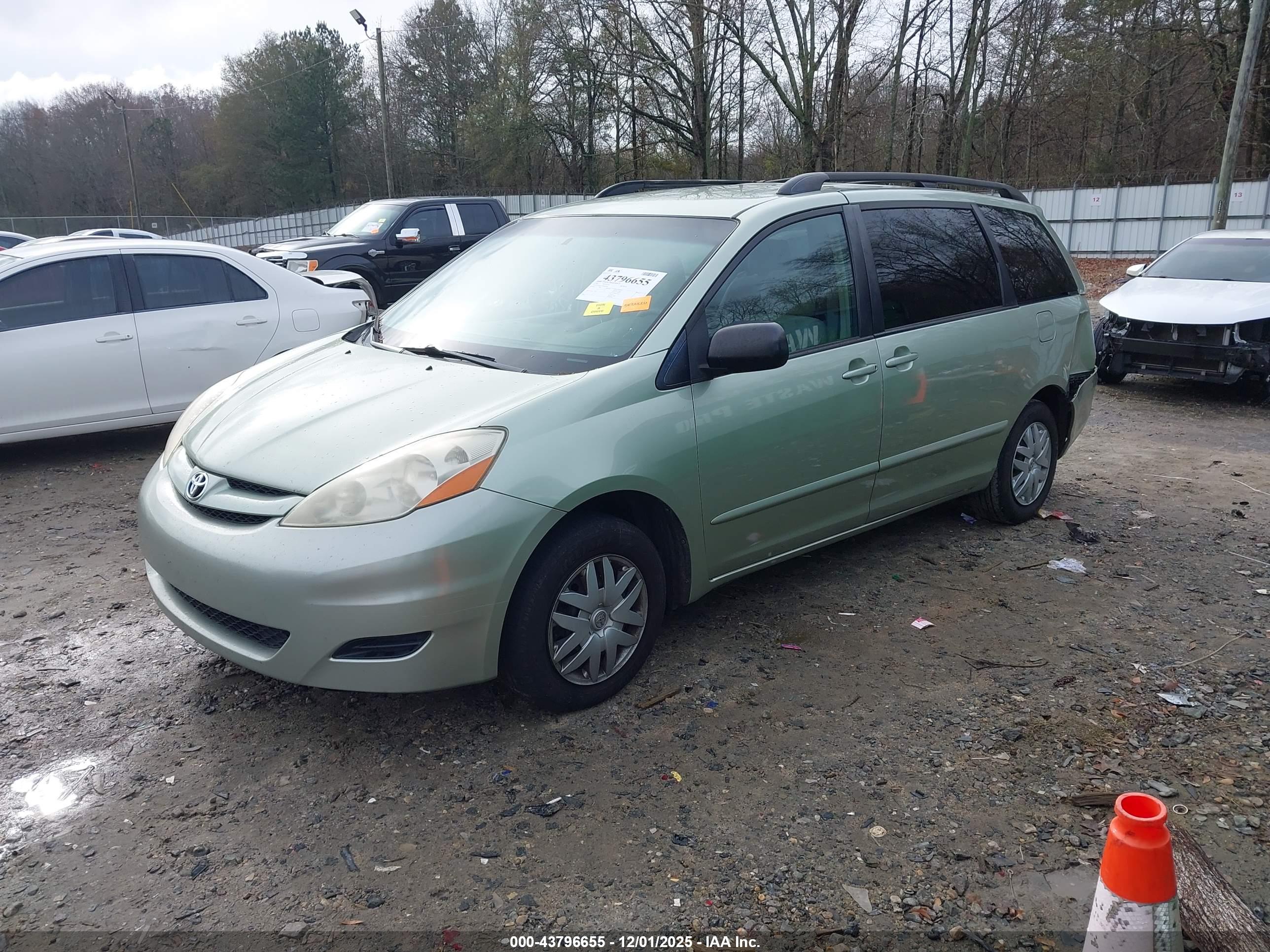 TOYOTA SIENNA image 2