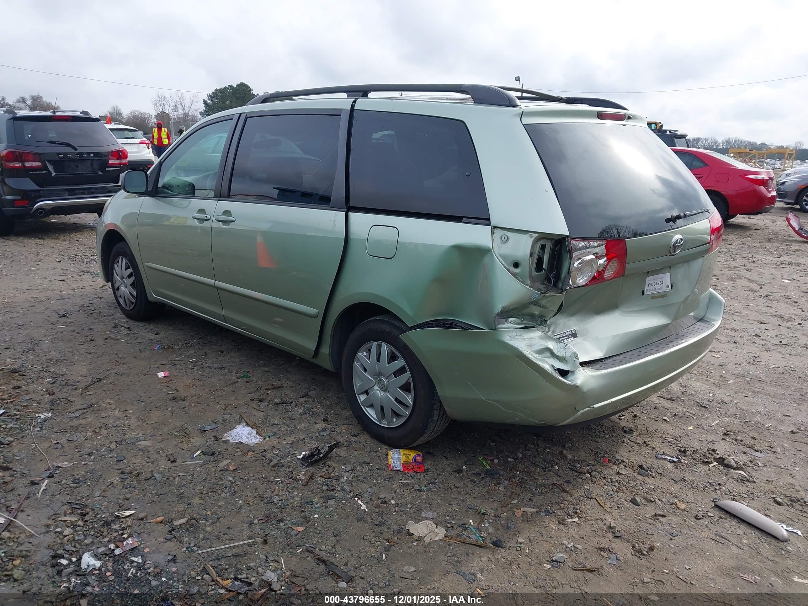 TOYOTA SIENNA image 3