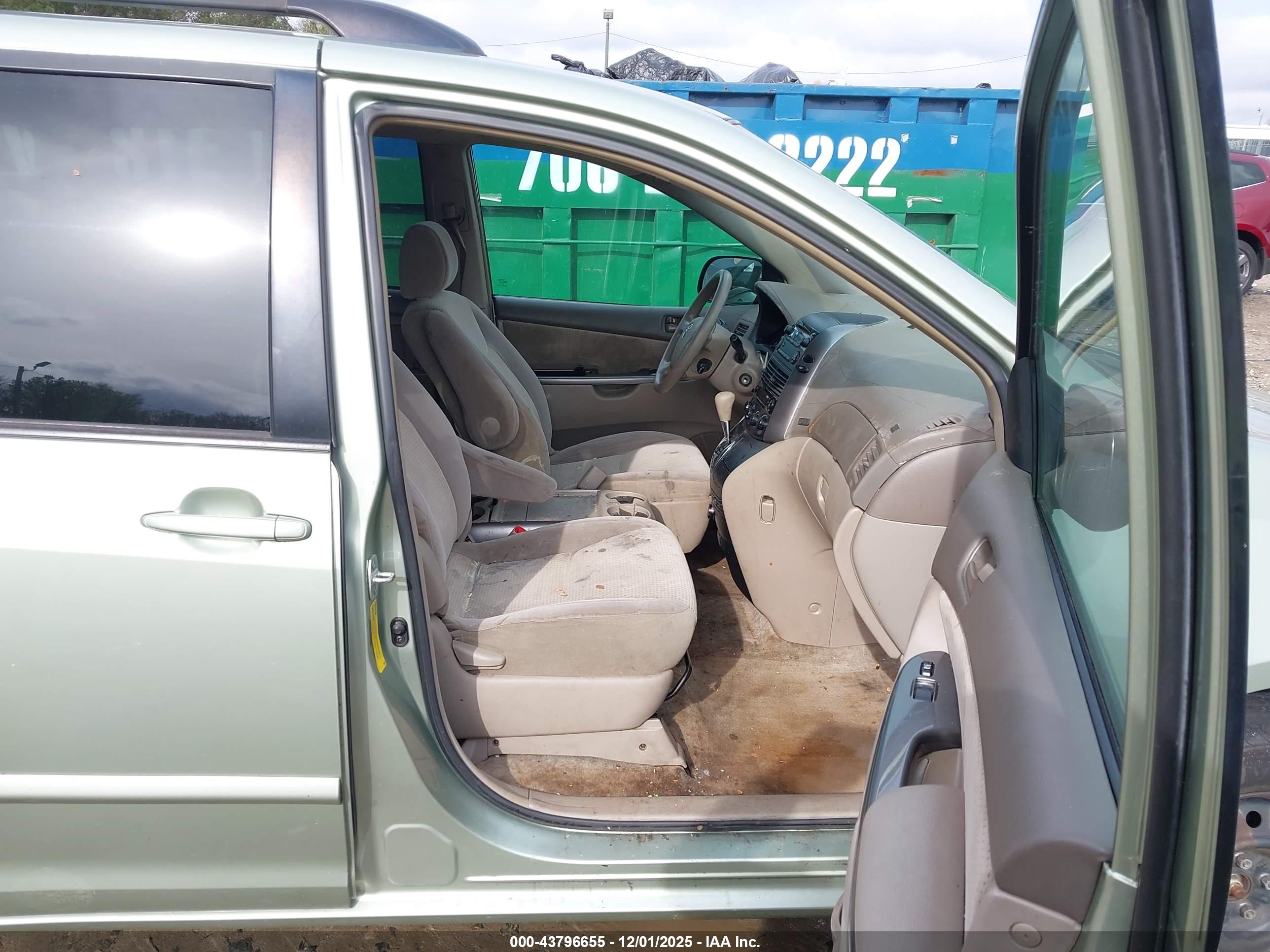 TOYOTA SIENNA image 5
