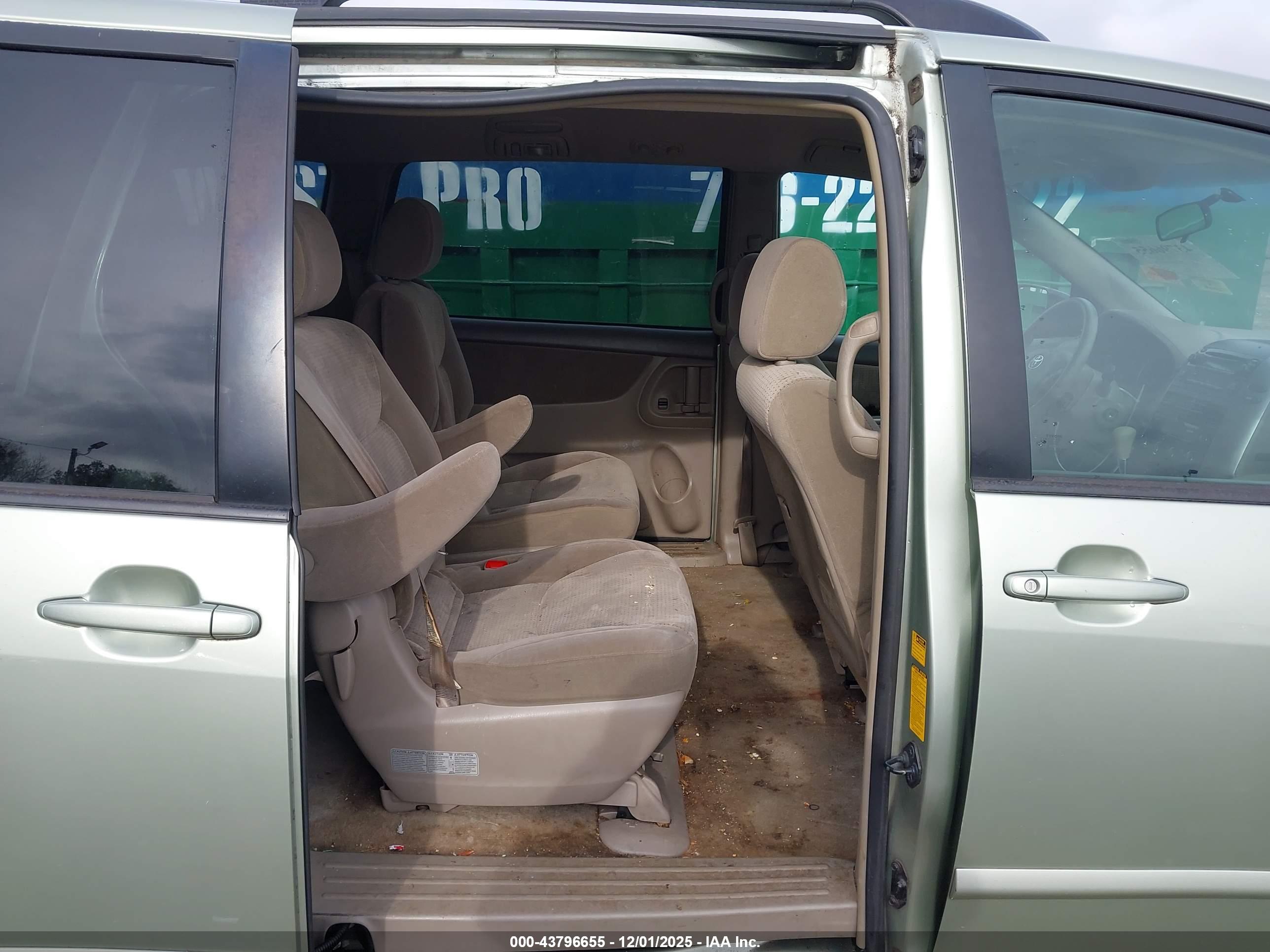 TOYOTA SIENNA image 8