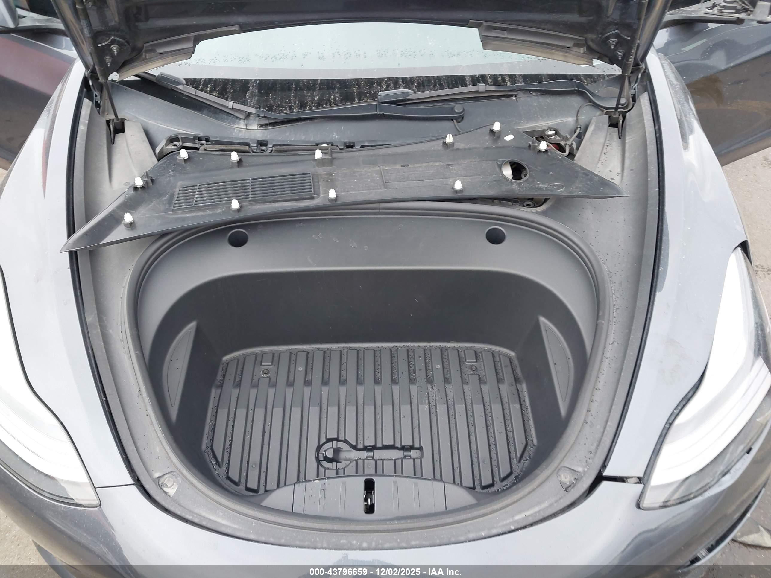 TESLA MODEL image 10