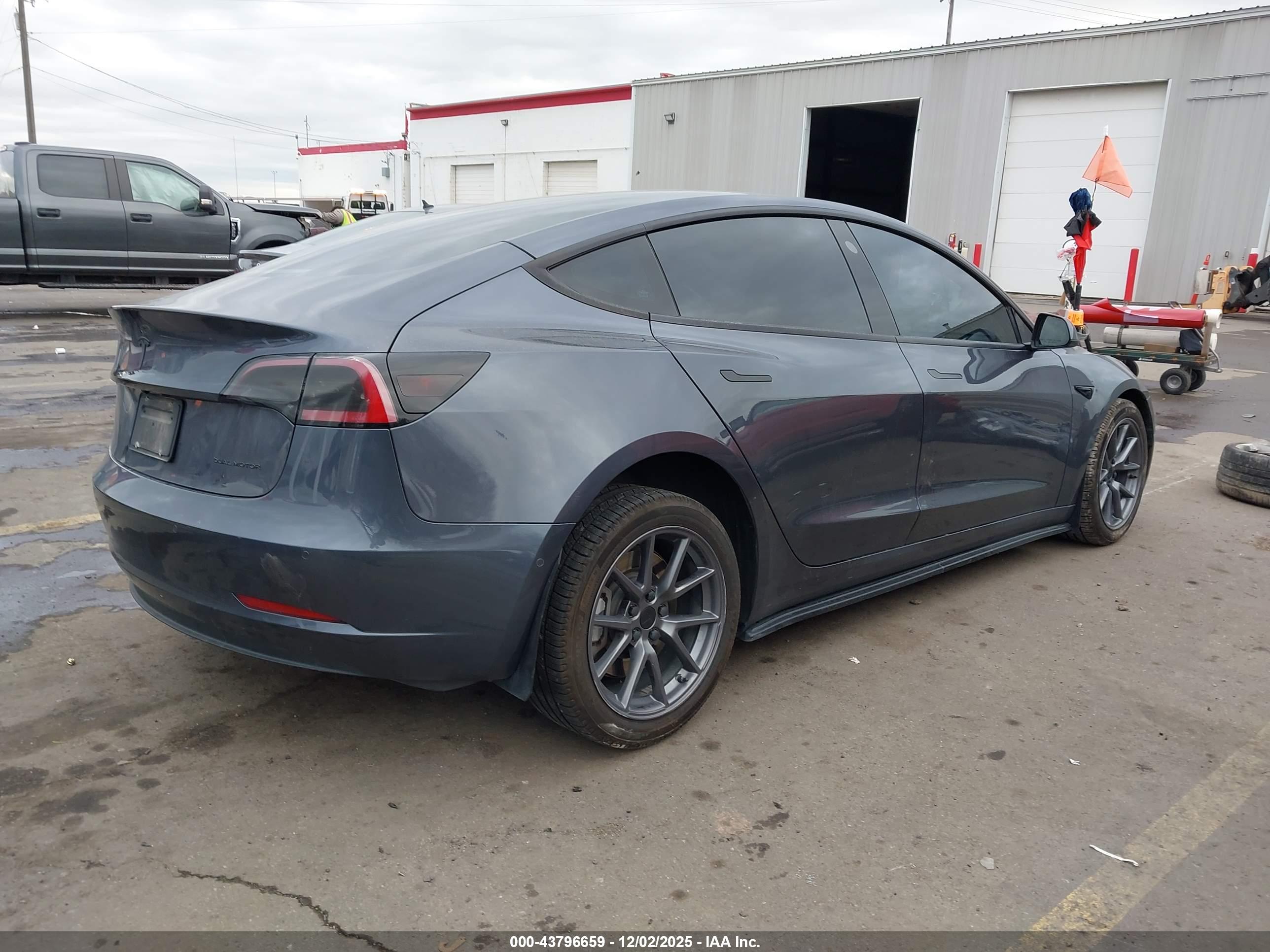 TESLA MODEL image 4
