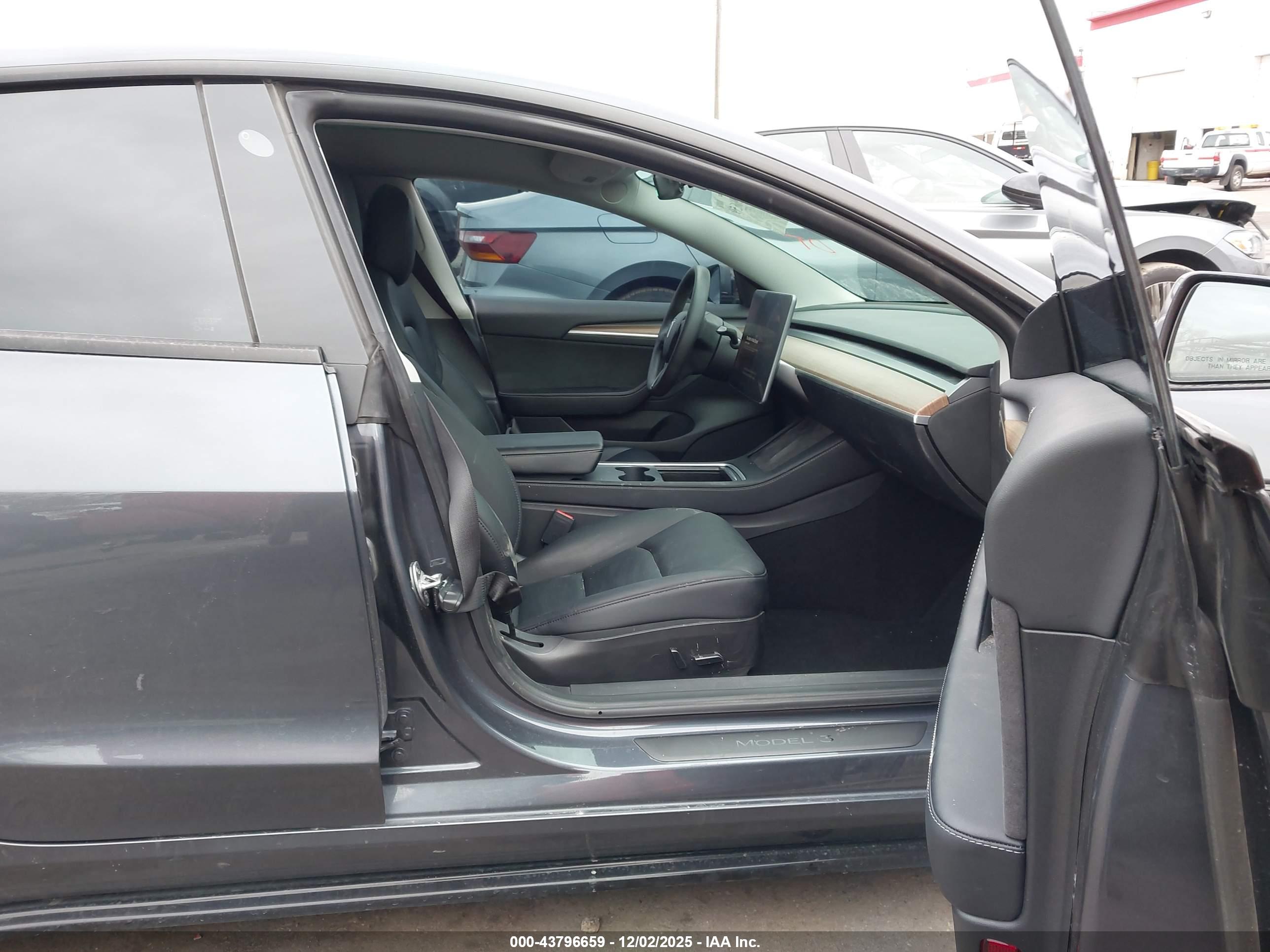 TESLA MODEL image 5