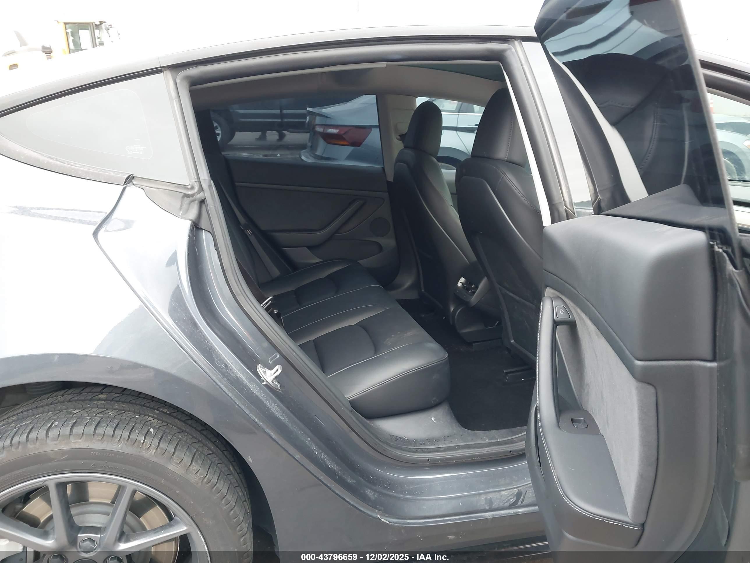 TESLA MODEL image 8