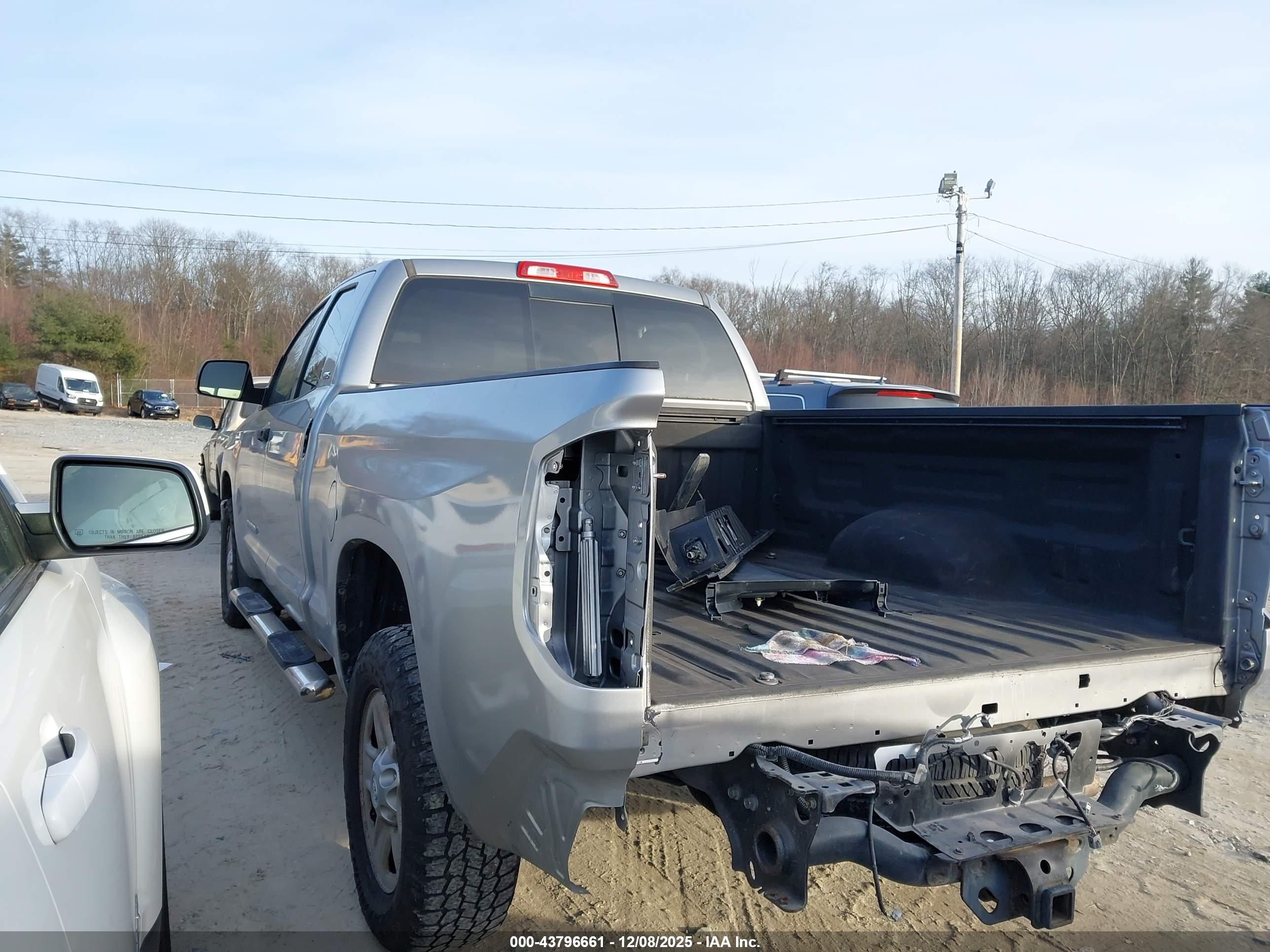 TOYOTA TUNDRA image 3