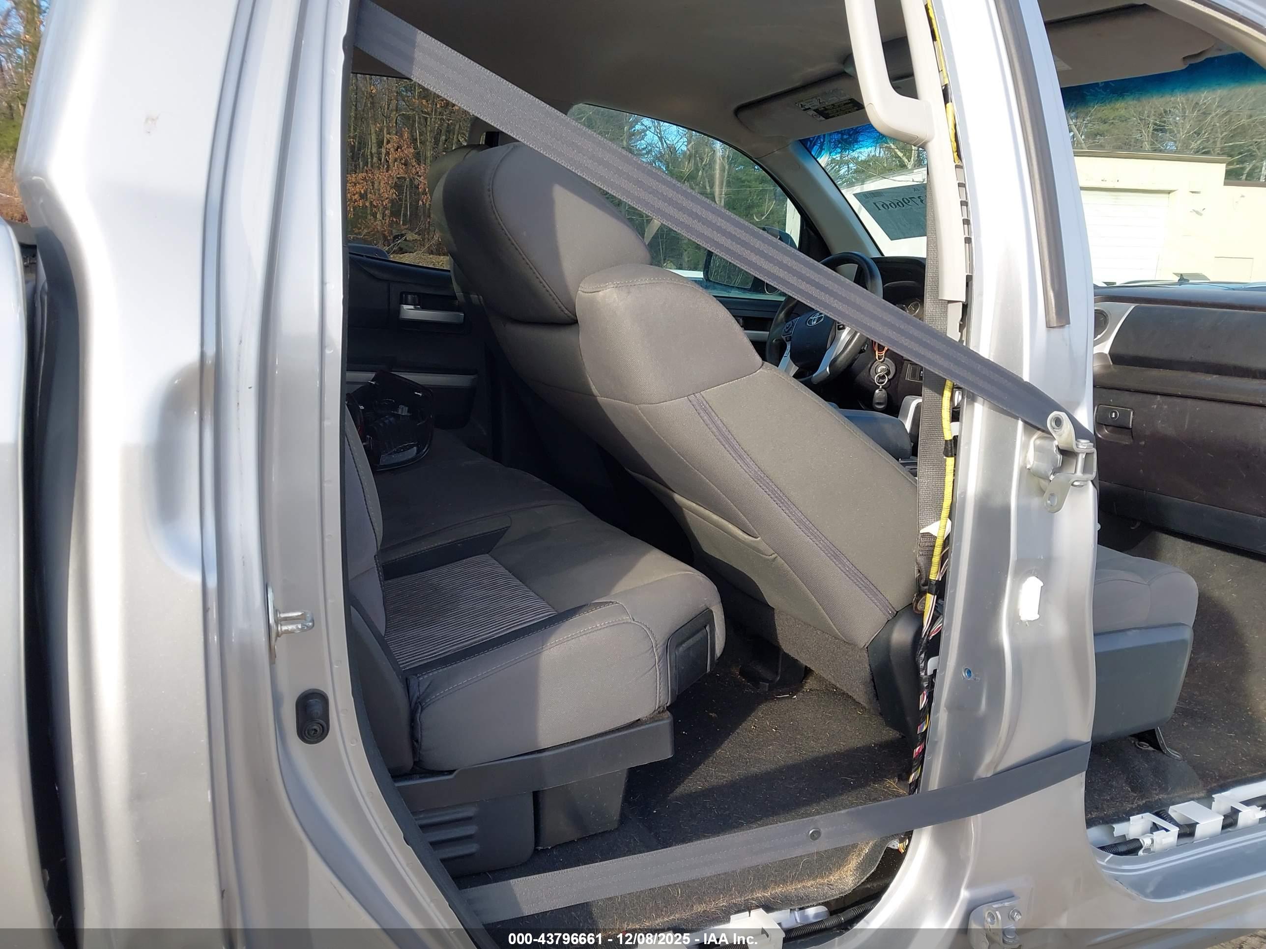 TOYOTA TUNDRA image 8
