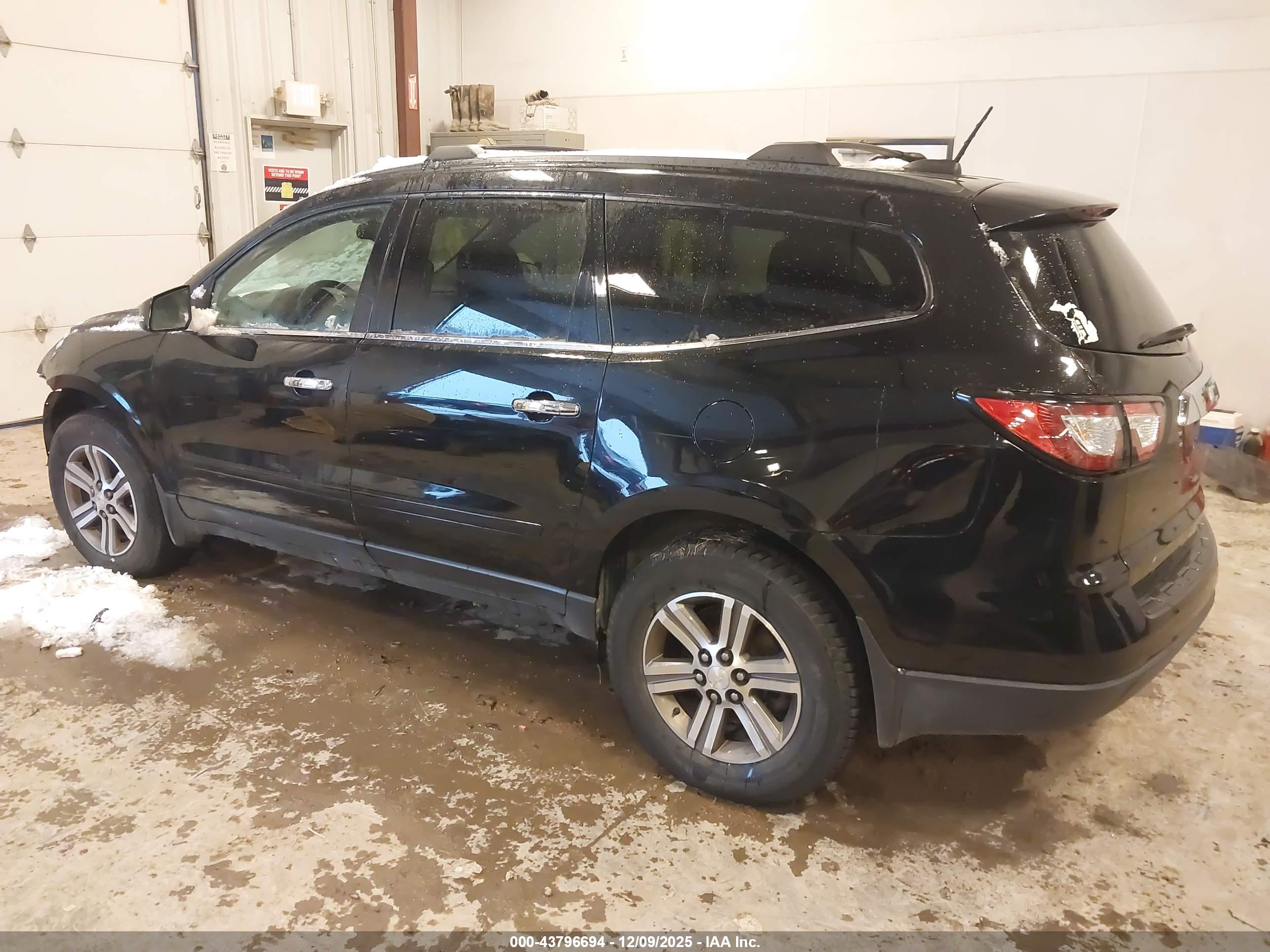 CHEVROLET TRAVERSE image 3