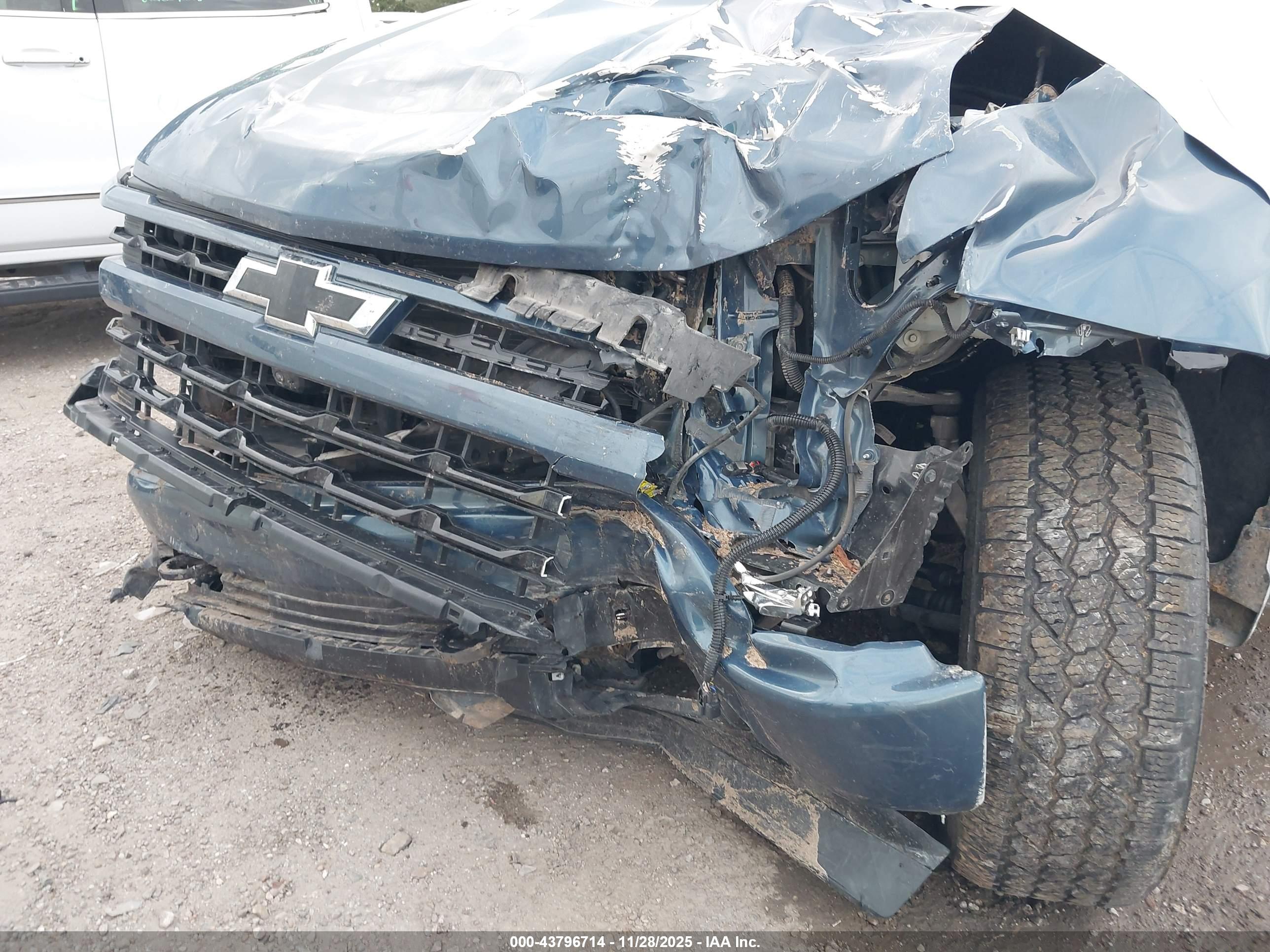 CHEVROLET SILVERADO image 6