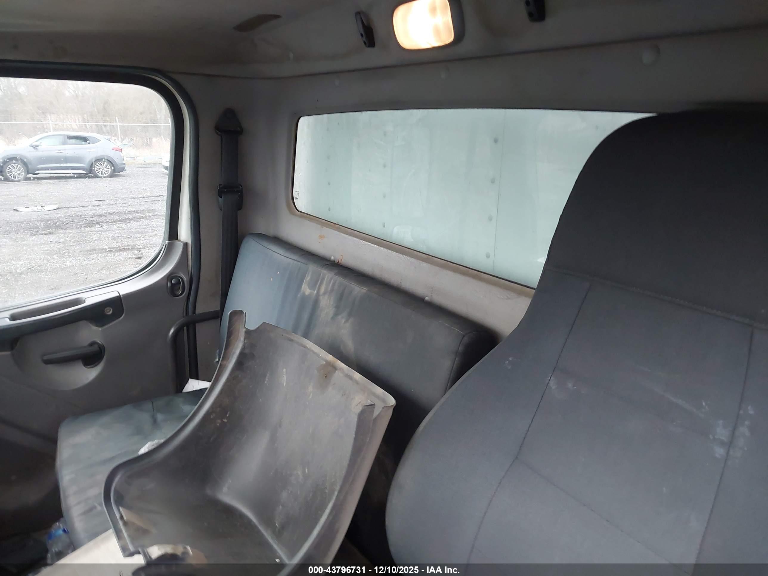 FREIGHTLINER M2 image 7