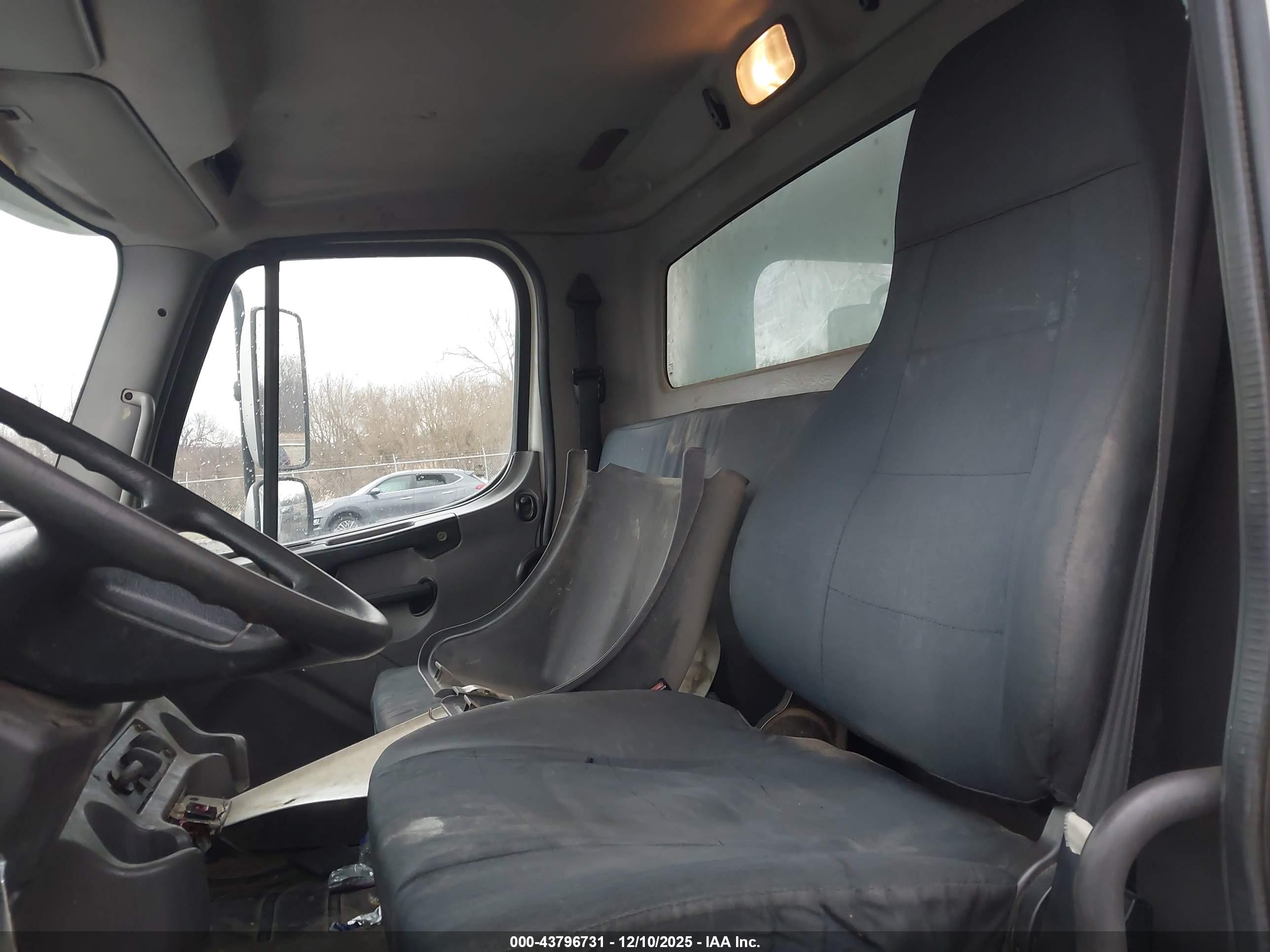 FREIGHTLINER M2 image 8