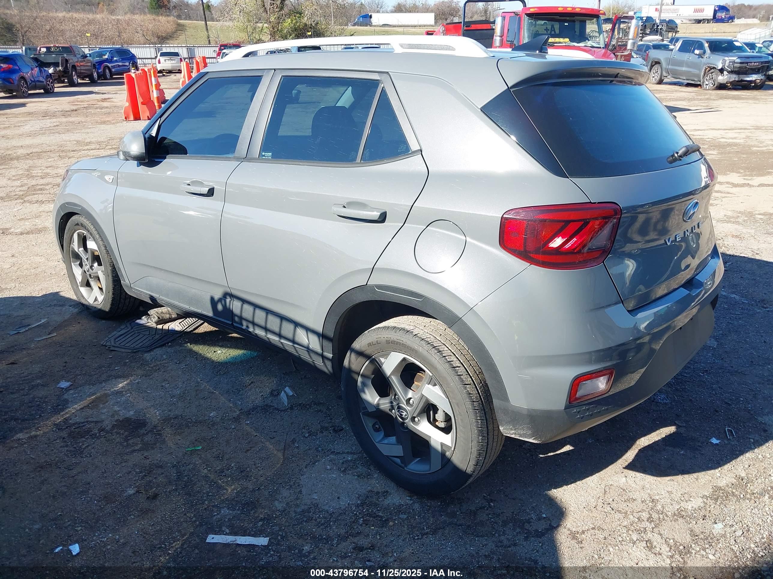 HYUNDAI VENUE image 3
