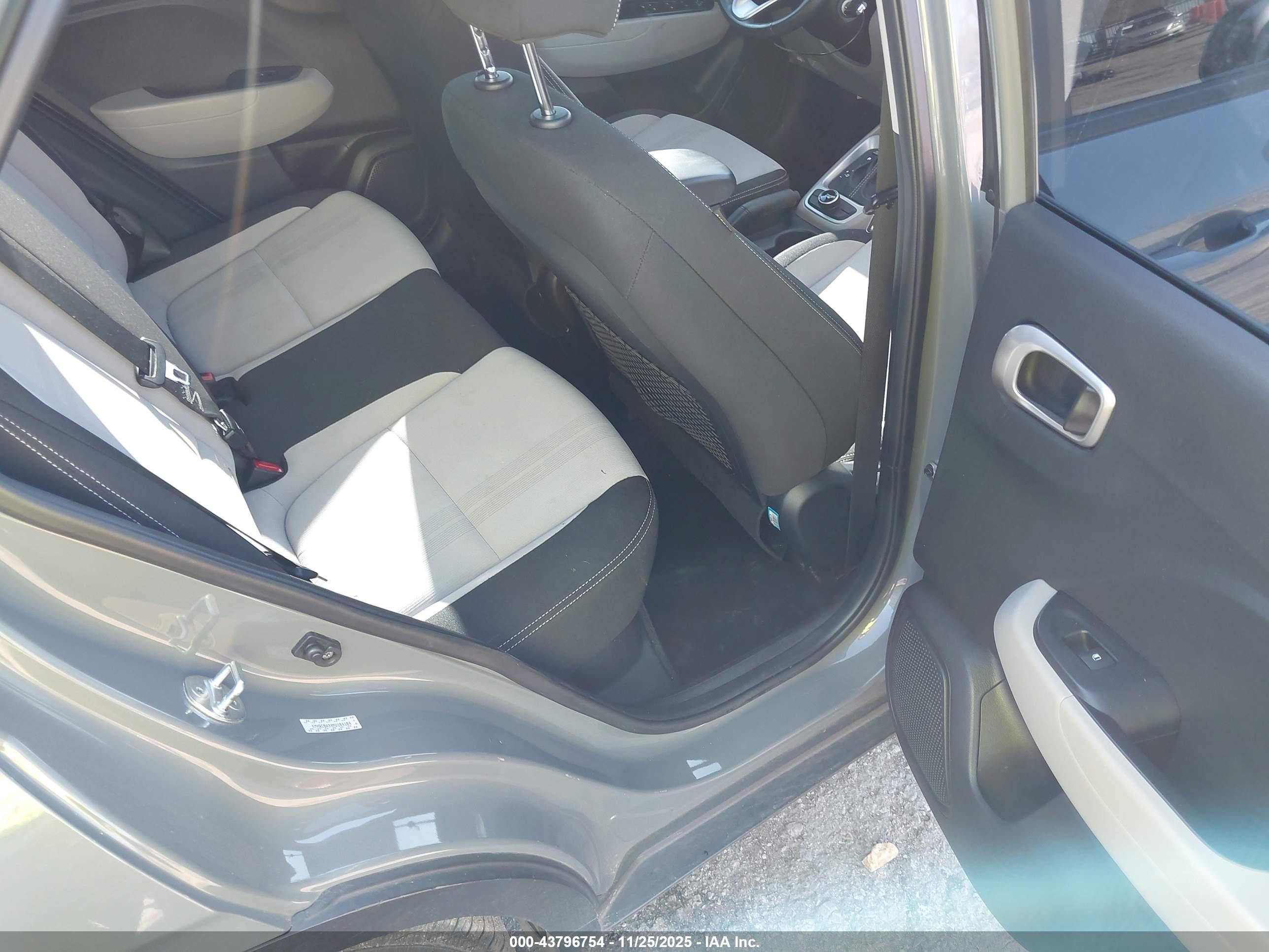 HYUNDAI VENUE image 8