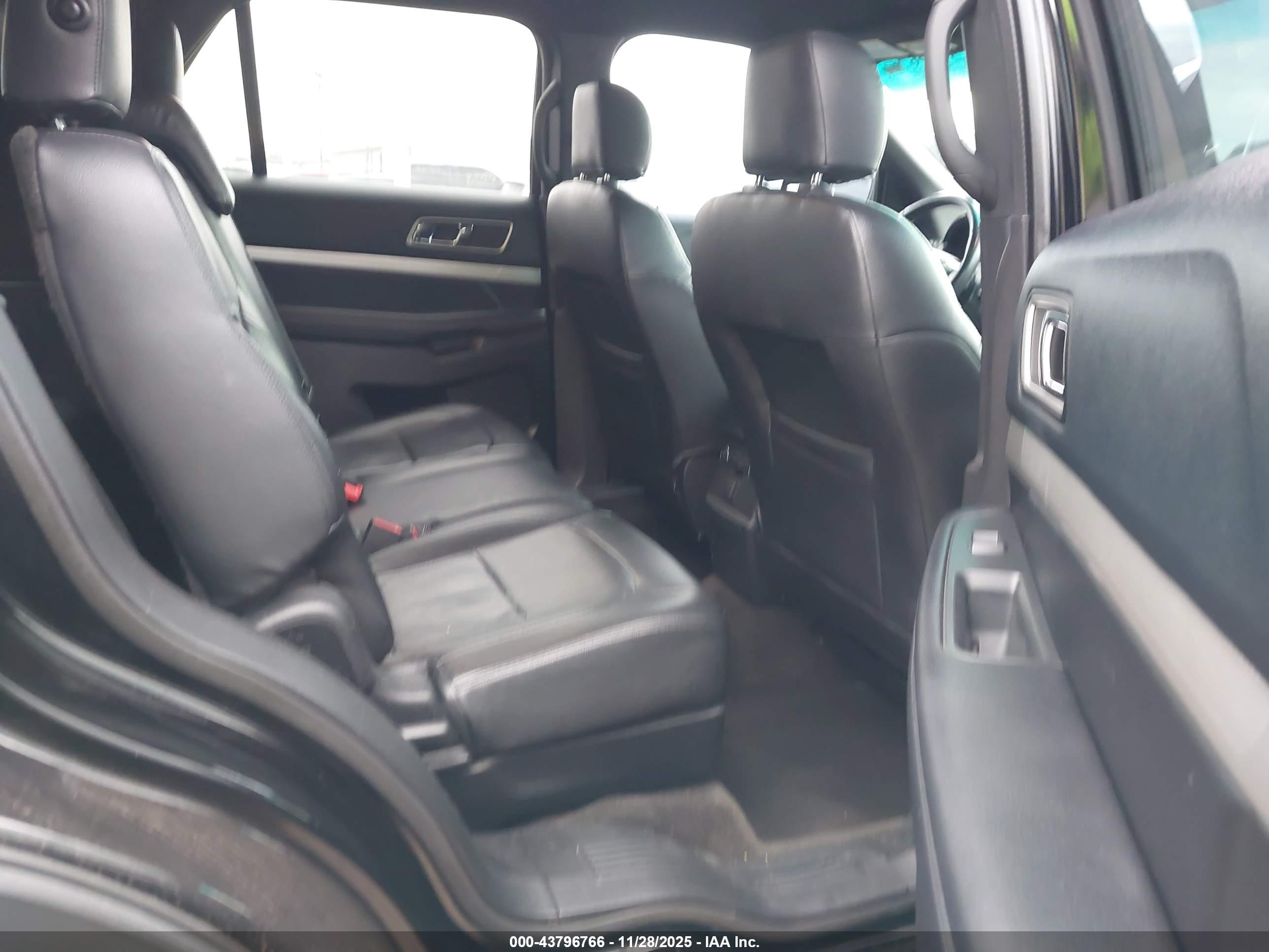 FORD EXPLORER image 8