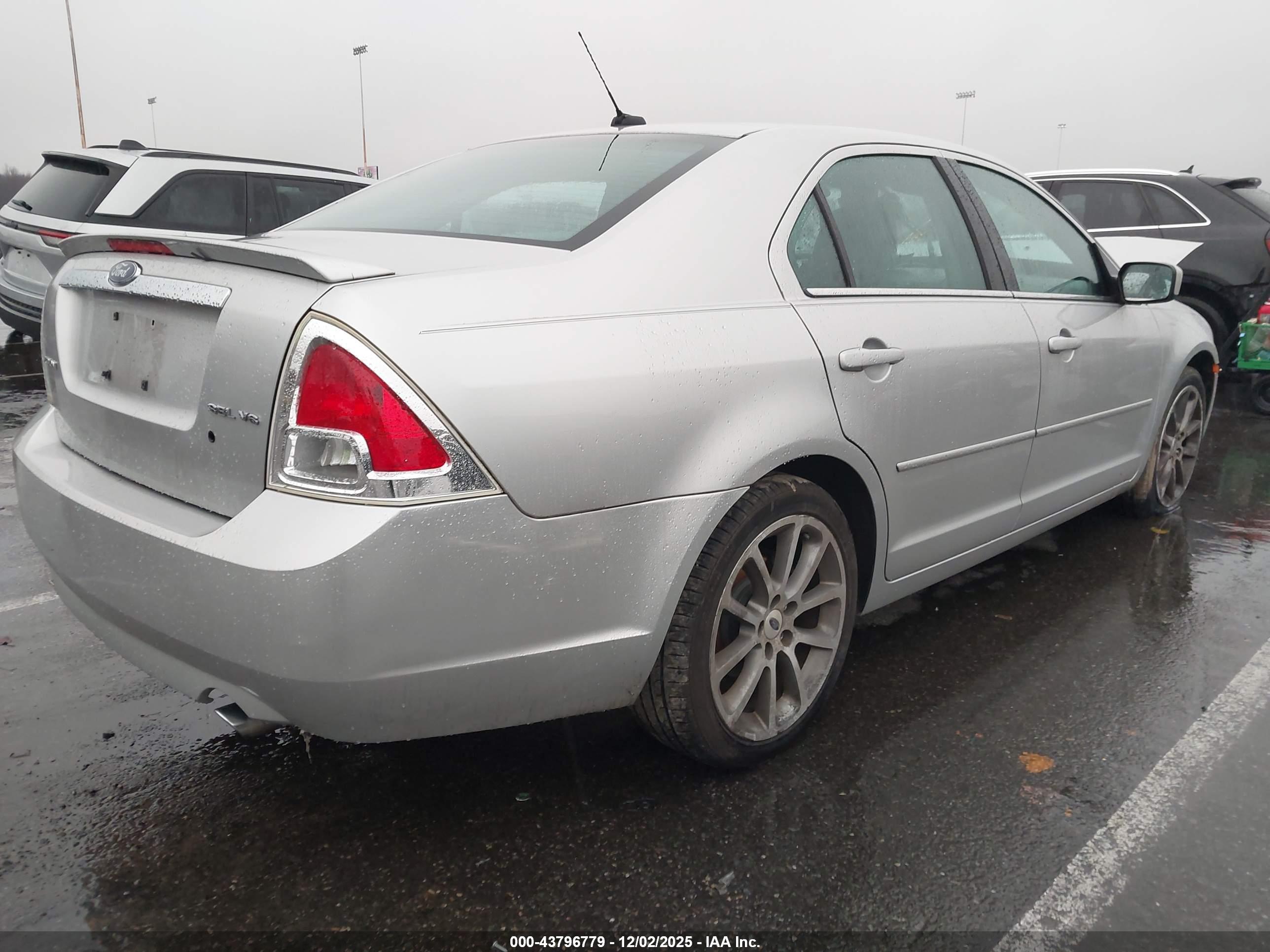 FORD FUSION image 4