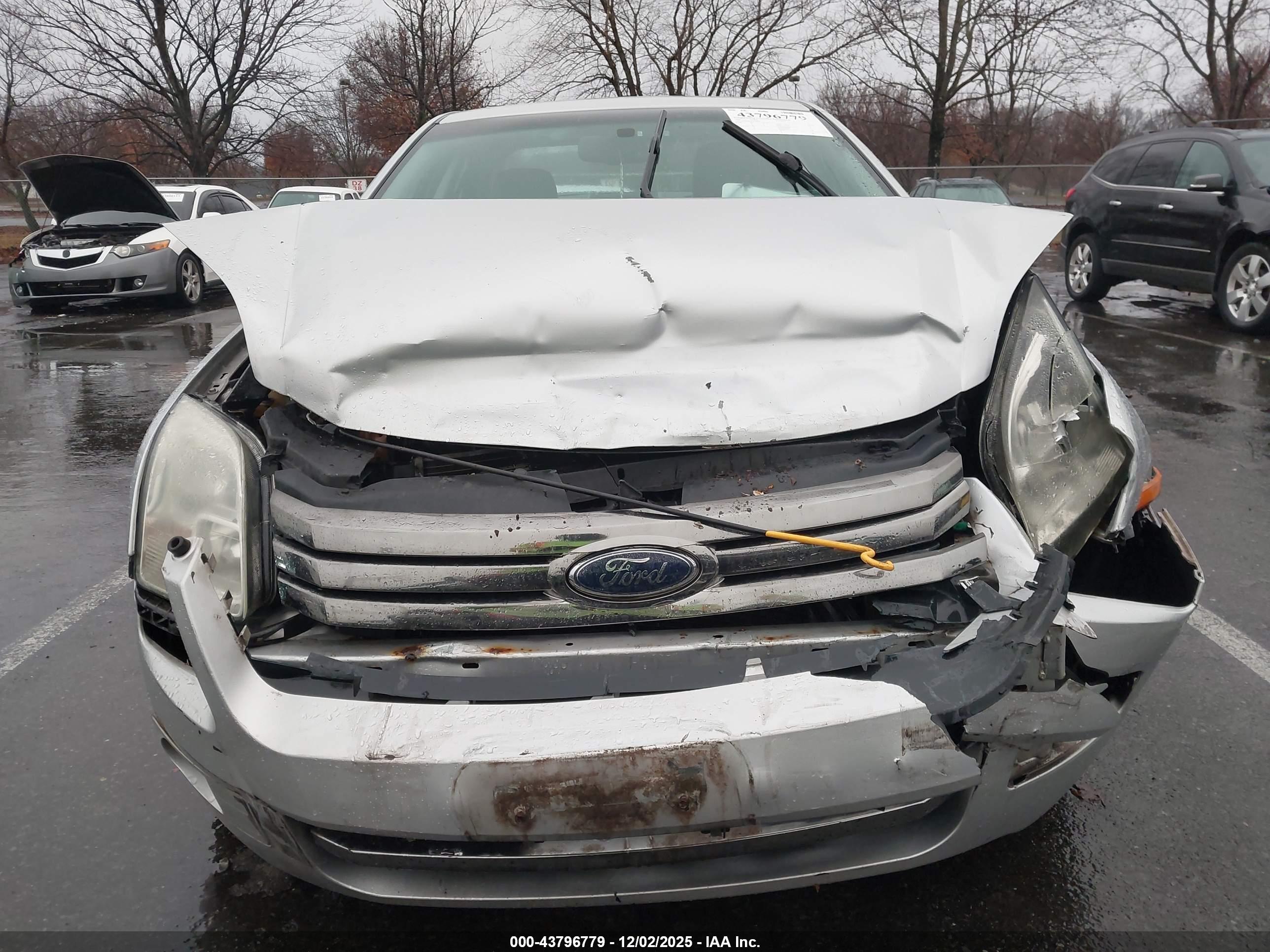 FORD FUSION image 6