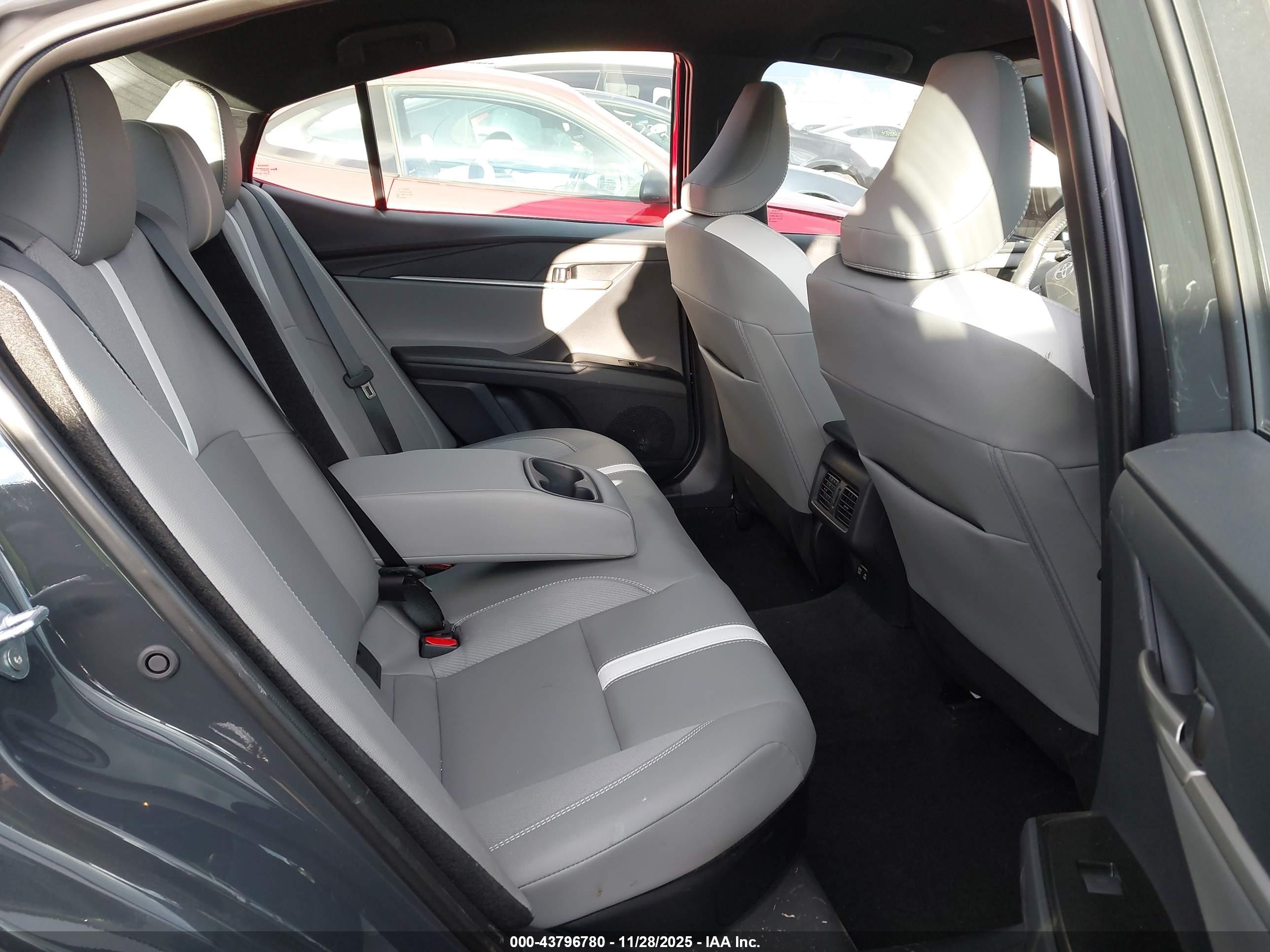 TOYOTA CAMRY image 8