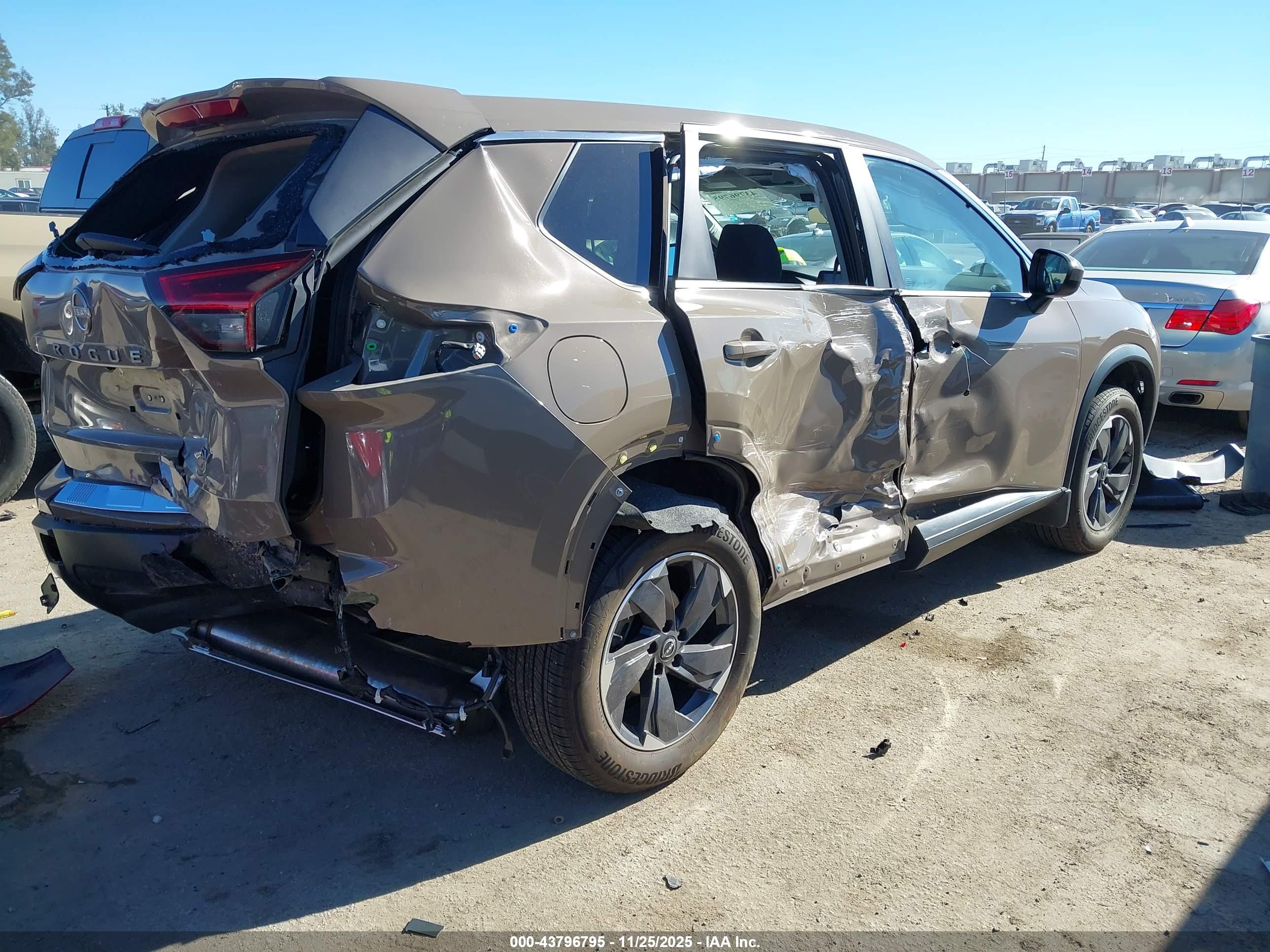NISSAN ROGUE image 4